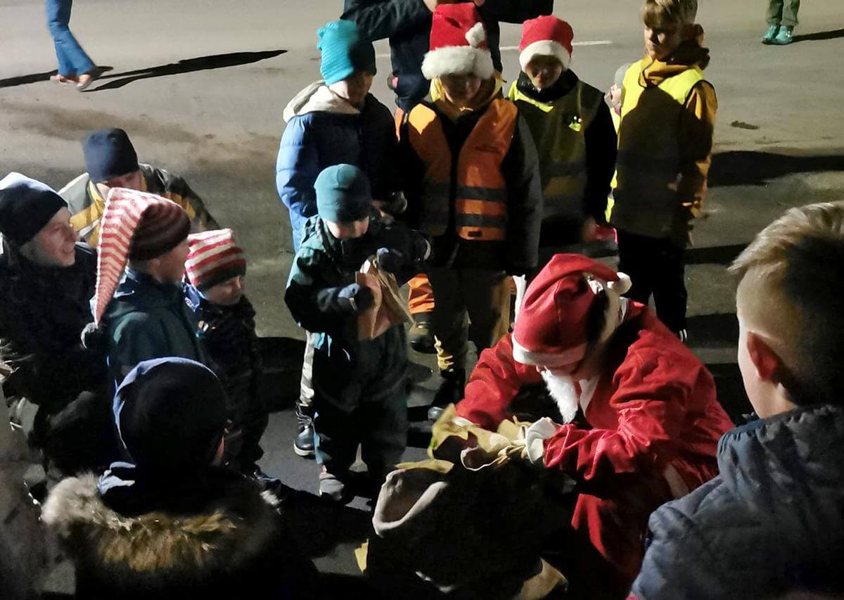Nissen kom også på besøk til ungene på Vik svartsøndag. (Foto: Dagfinn Lein)