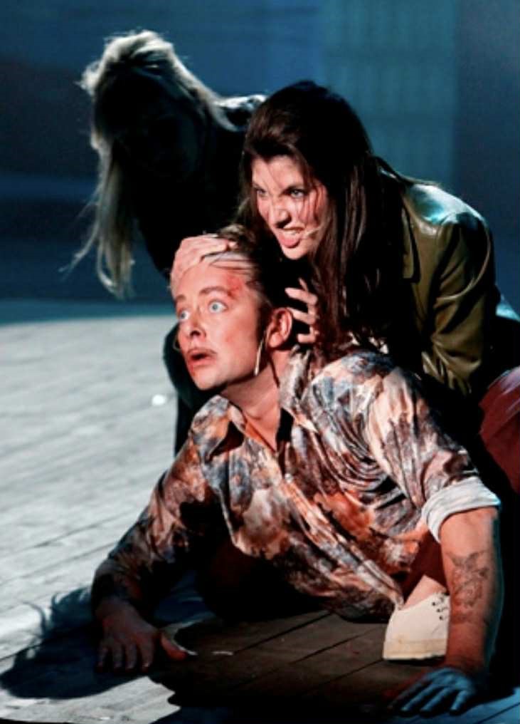 I "Kongen av luftslottet" var Julia gjengmedlem og banka opp Lars spilt av Tore B. Granås. Arkivfoto.