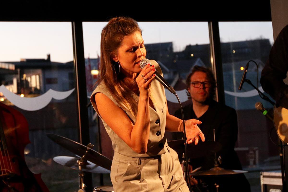 Julie Dahle Aagård lovet både varme, kjølige og tårevåte, blå kjærlighetssanger, og hun holdt hva hun lovet.