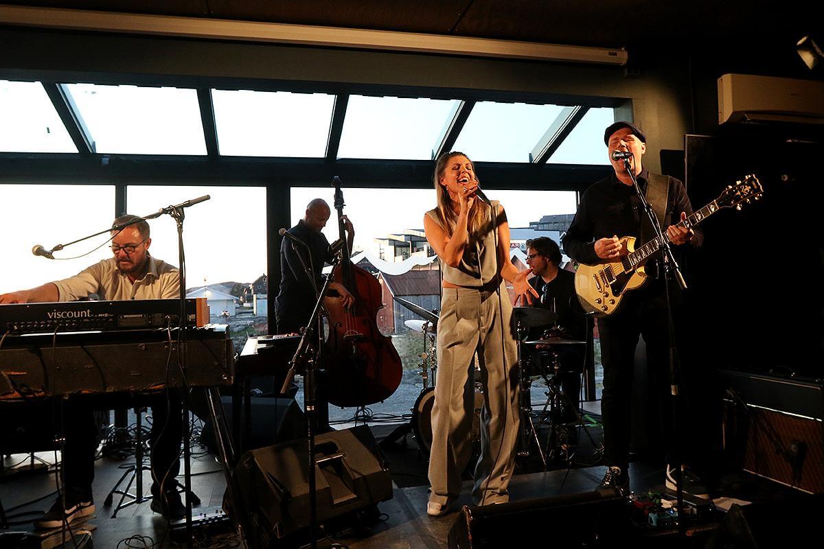 Julie bød også på nye låter som ennå ikke er utgitt.