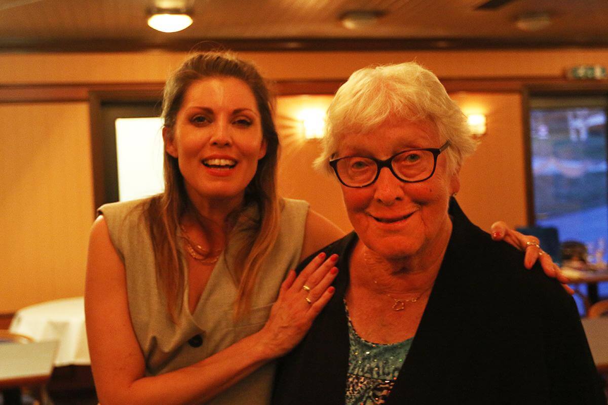 Mormor Jette Dahle (91) var selvsagt på plass da Julie kom heim for å holde konsert.