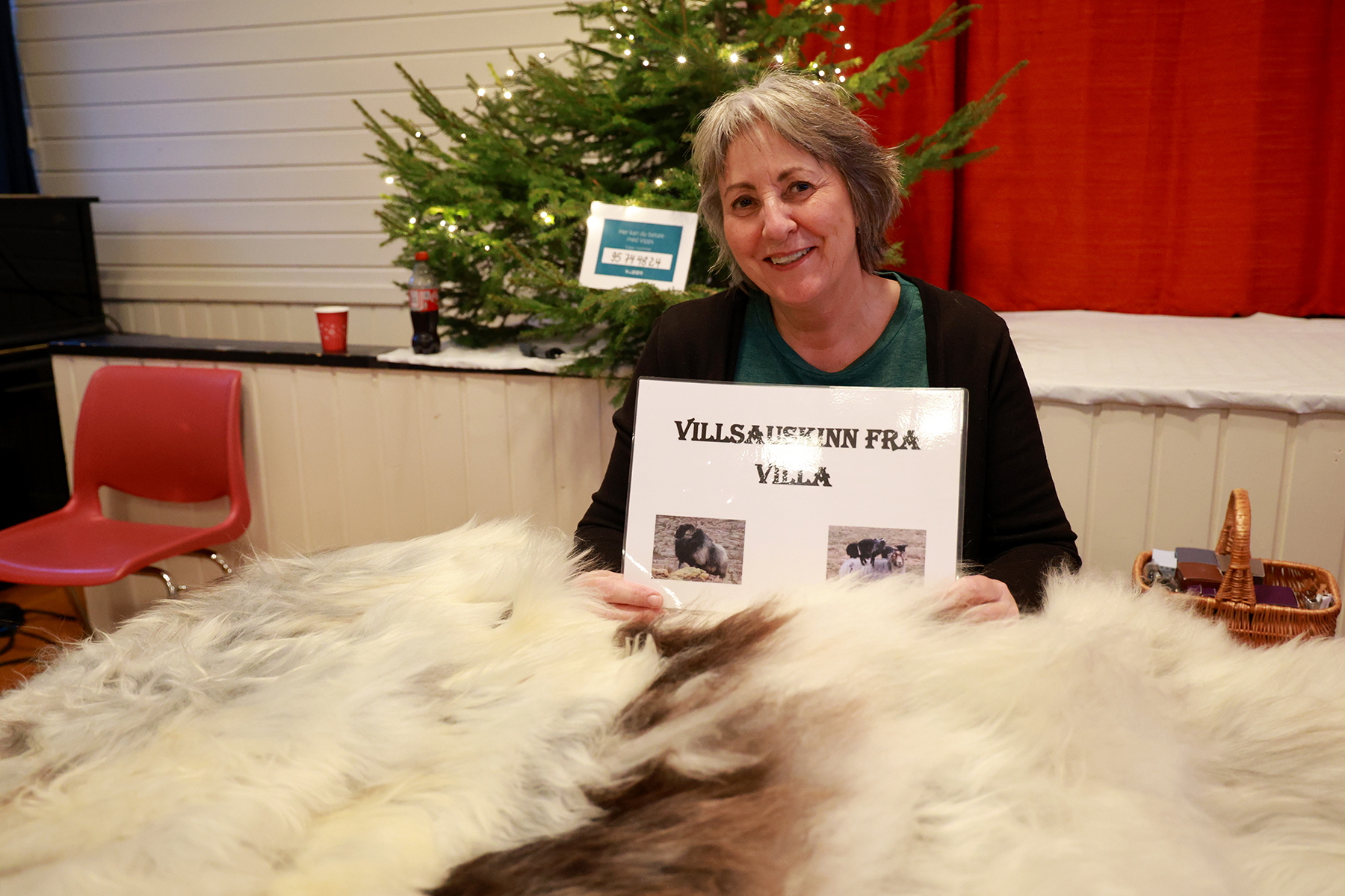 Rita J. Kval&oslash;s&aelig;ter solgte kortreiste saueskinn av villsau som har g&aring;tt p&aring; Villa.