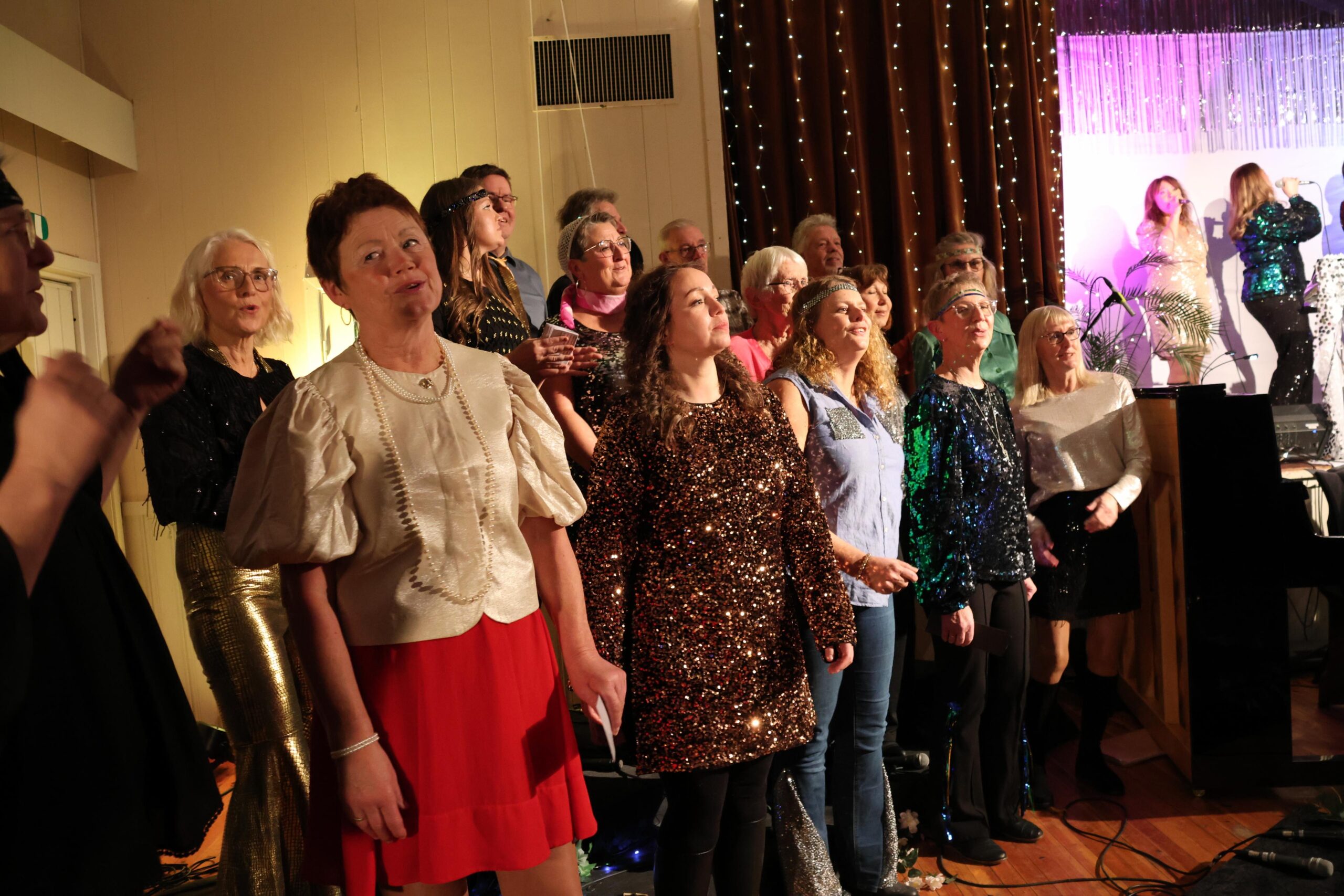 Glade korister i KOR-all takker for alt hva musikken gir oss. 