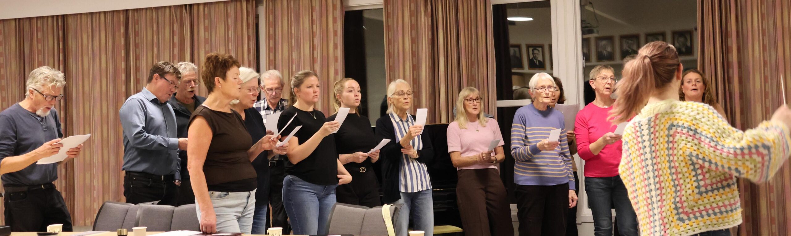 Flatanger-koret Korall skal fremf&oslash;re nye sanger p&aring; forestillingen 21. mars. Foto: Arkiv.