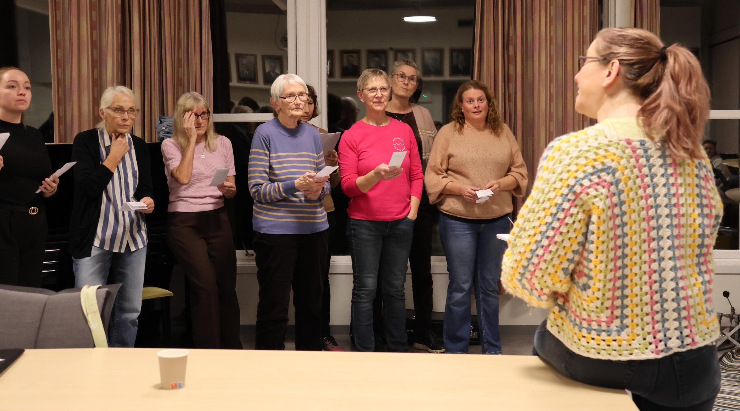 Konsentrerte korister får instruksjonar av dirigent Kristin Einvik.