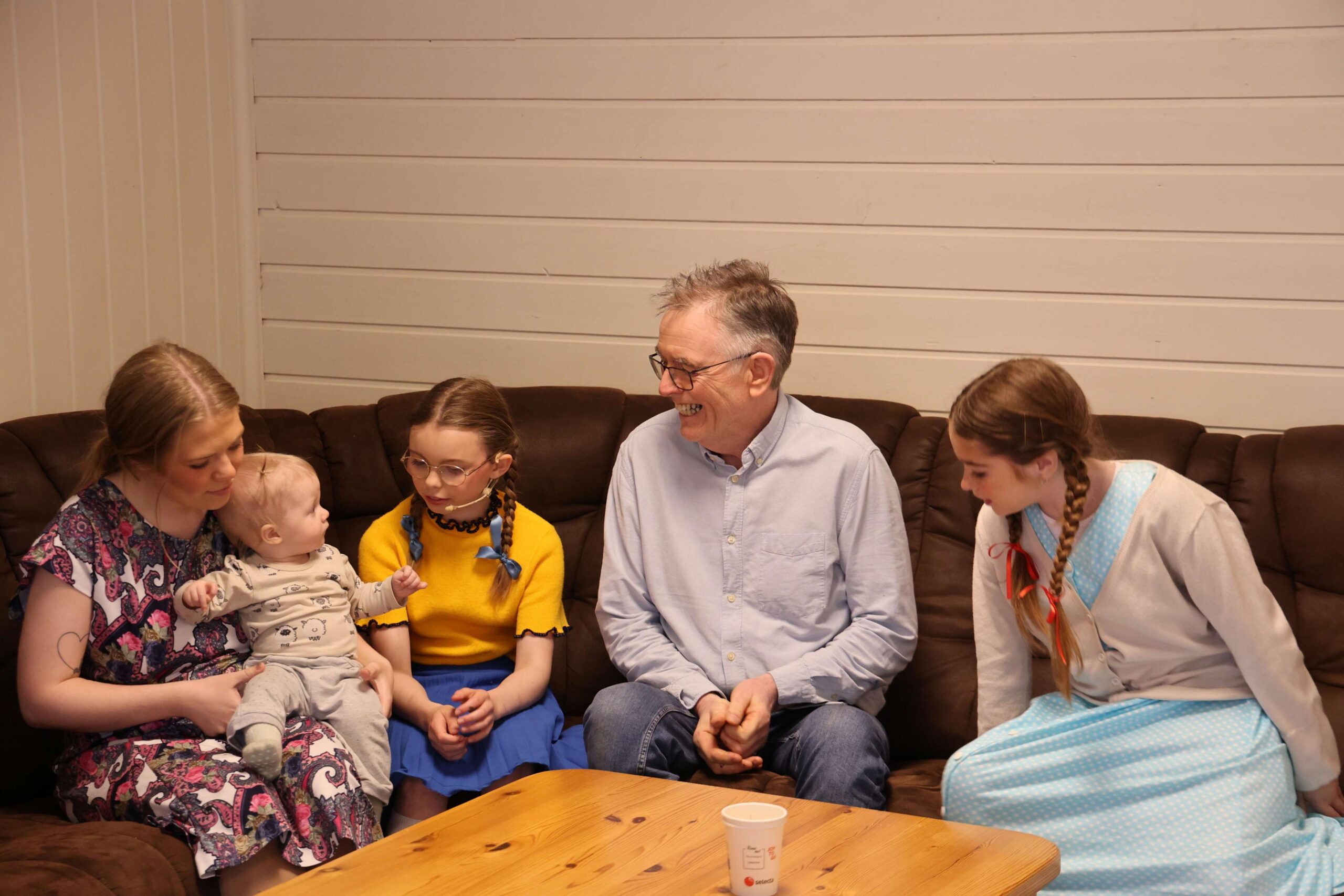 Svend Aag&aring;rd satte stor pris p&aring; &aring; se alle vennskapene som ble skapt mellom de unge skuespillerne p&aring; fjor&aring;rets forestilling Ne p&aring; kaia. Fra venstre: Karen Anna M&aring;rvik med Ine Dorthea, Alvida Ryan Austmo, Svend Aag&aring;rd og Meri-Lea Olsen. Foto: Arkiv.