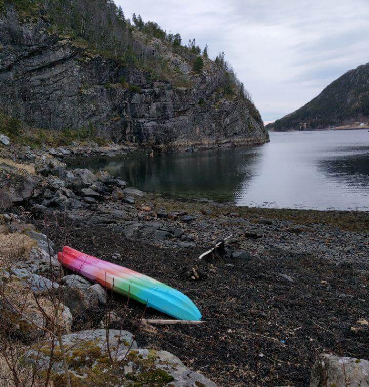 Slik fant Liv Unni Fløan kajakken liggende i fjæra. Hun har snudd den og bundet den fast. (Foto: Liv Unni Fløan)