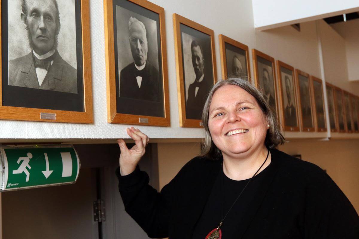 Flatangers historie henger på veggen i kommunestyresalen, i form av rekken av ordførere, som alle er menn. Kommunens historie blir ett av temaene i jubileet, forteller Kari Imsgard