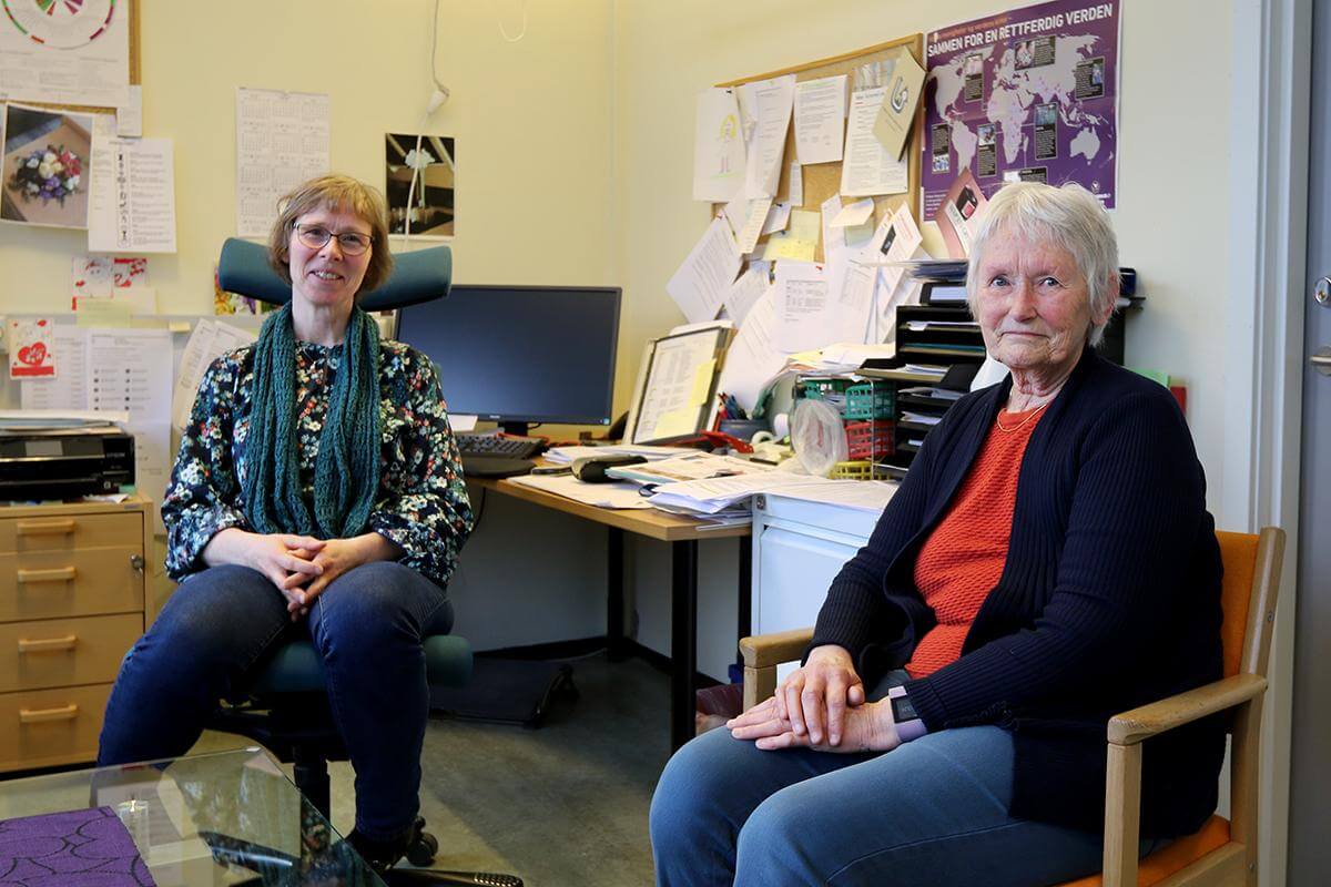 Anne Ruud Kristiansen og Kari Leknes mener det er fornuftig å utsette konfirmasjonen, og samtidig få satt en dato til høsten.