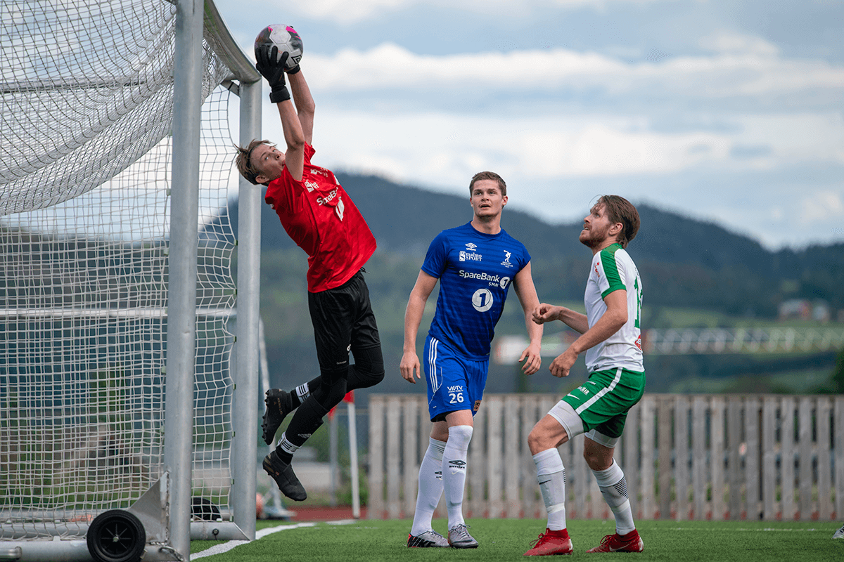 Karl Ivar Dahle H&oslash;stland i n&aelig;rkamp med Inder&oslash;ys keeper. (Foto: Kristian Dahle Klocke)