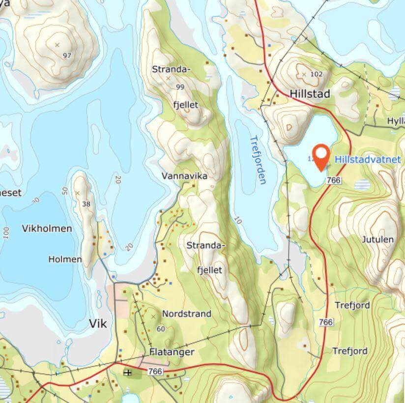 Hillstadvatnet ligger mellom Lauvsnes og Vik, og stien ned går fra en liten parkeringsplass etter avkjørselen til Risskogen, om du kommer fra Lauvsnes.