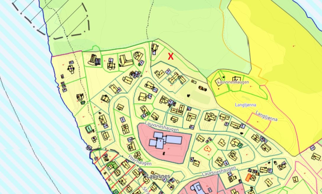 Krysset angir tomta hvor de to nye firemannsboligene er planlagt bygd. (Kart: Norkart/Flatanger kommune)