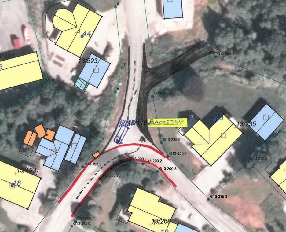 Ved &aring; legge avkj&oslash;rselen mer p&aring; skr&aring; og utvide veibredden mot krysset, mener klager og r&aring;dmann at trafikksituasjonen blir bedre.