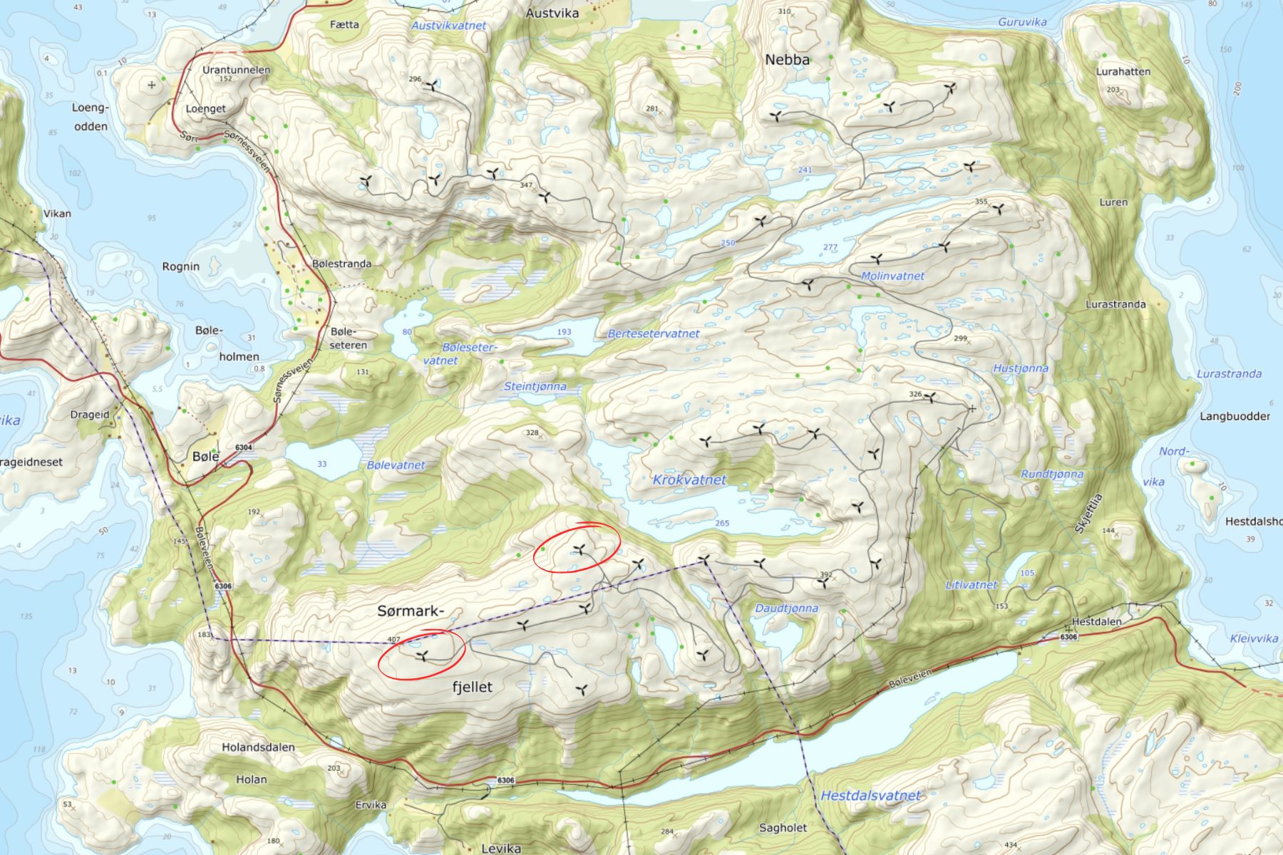 Kartet viser plassering av de to turbinene hvor deler av turbinblad har falt av I tillegg er ytterligere en turbin skadet. (Kart: Norgeskart)