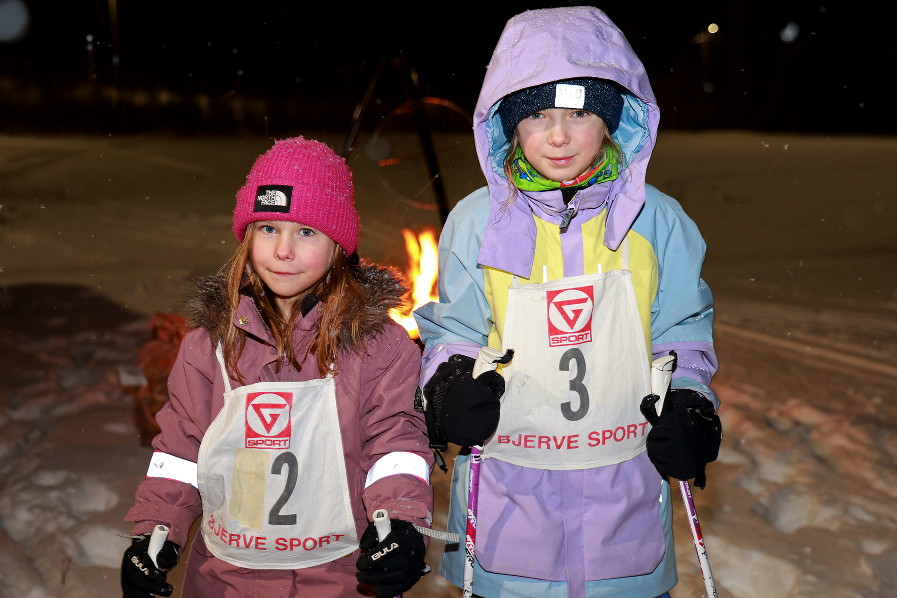 Selma (til venstre) og Sonja gledet seg til å prøve de nye smørefrie skiene i lysløypa på Oppland.