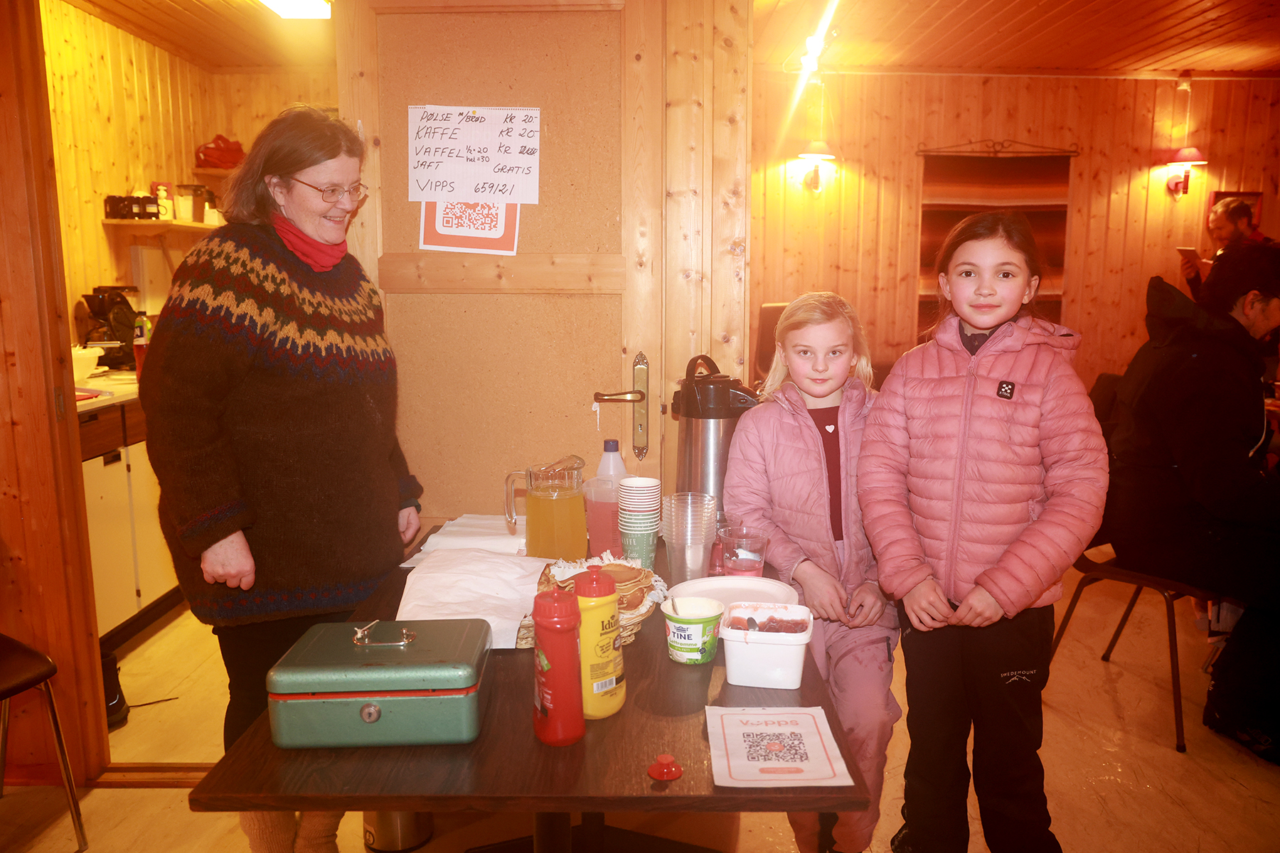 Hilde Kålen stekte vafler til løperne, og Nora og Lotta syntes det var godt etter skirennet.