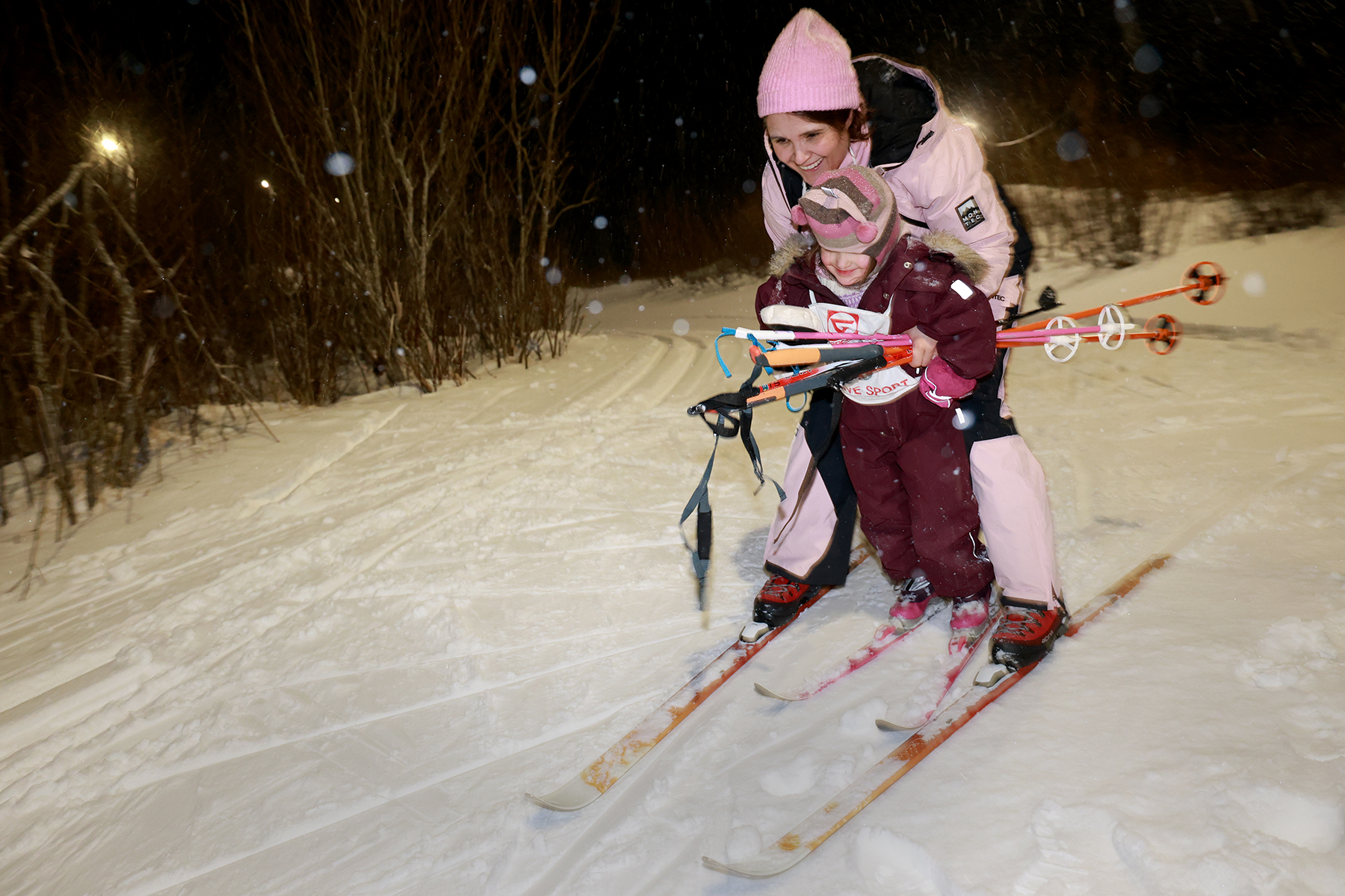 Margit Ekker Dølvik feiret like godt 40-årsdagen i skibakken sammen med ungene. Her i full fart ned bakken med Agnes.