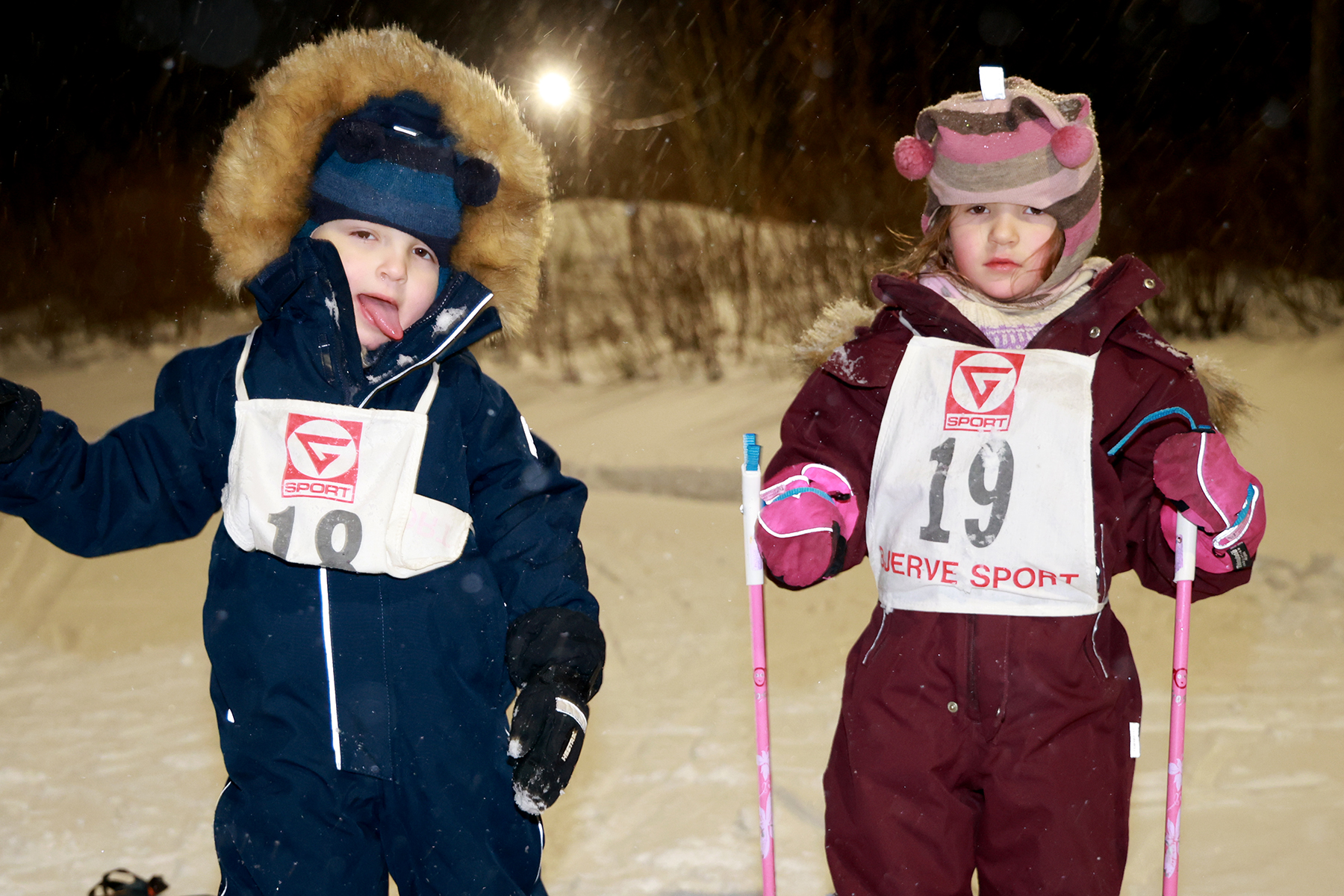 Elias og Agnes klare til å sette utfor bakken inn mot målområdet.