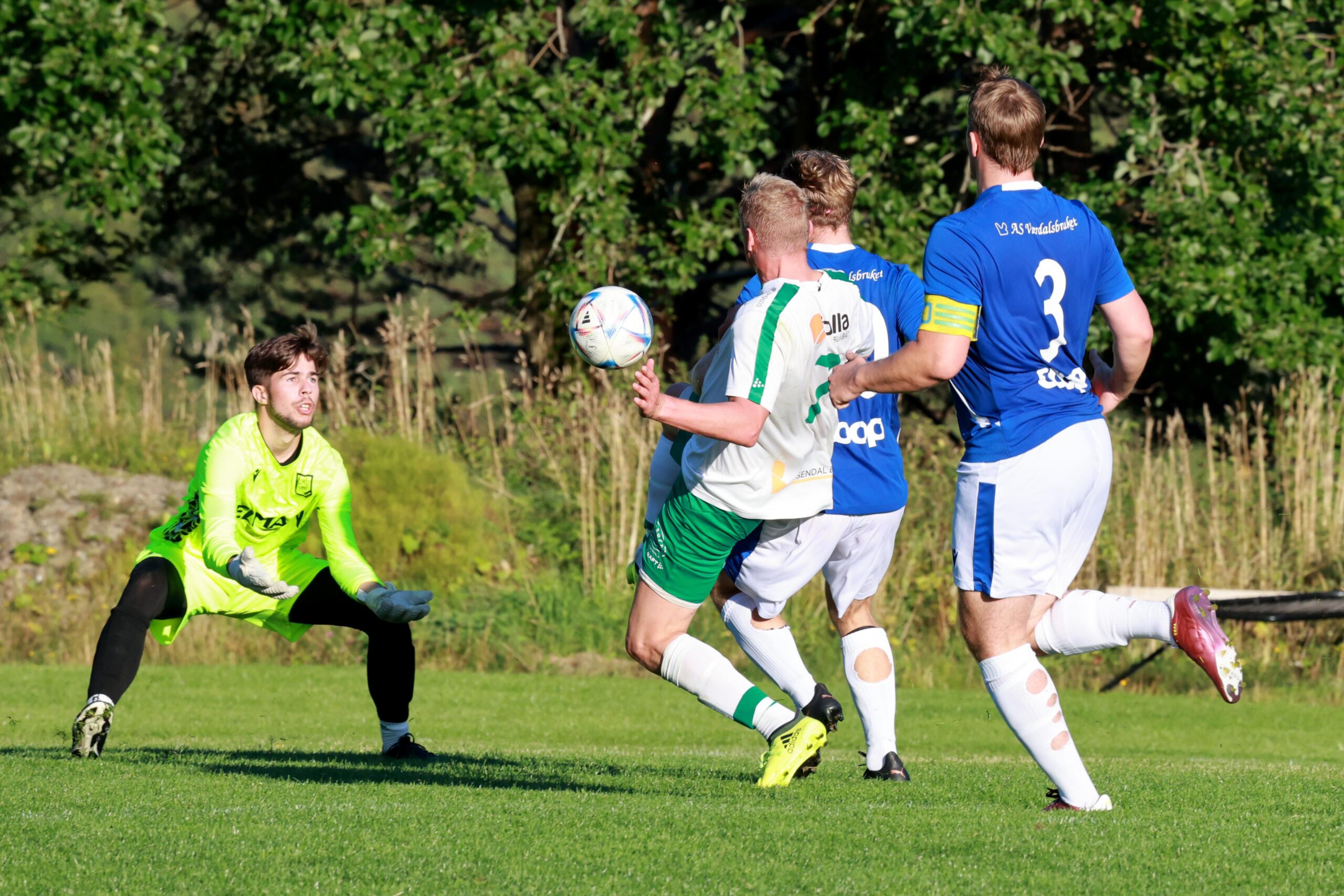 Vukus keeper Mykyta Romaniuk tok ned mange av ballene som Flatanger prøvde å sette i nettmaskene.