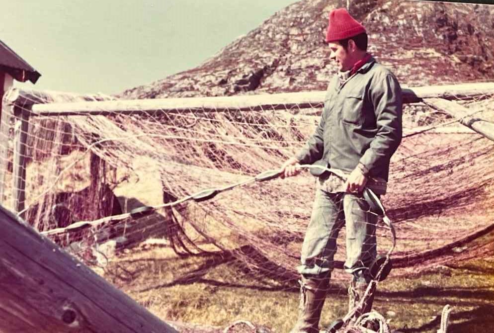 Kåre og Tormod minnes mye arbeid med nøtene. Foto: Privat.