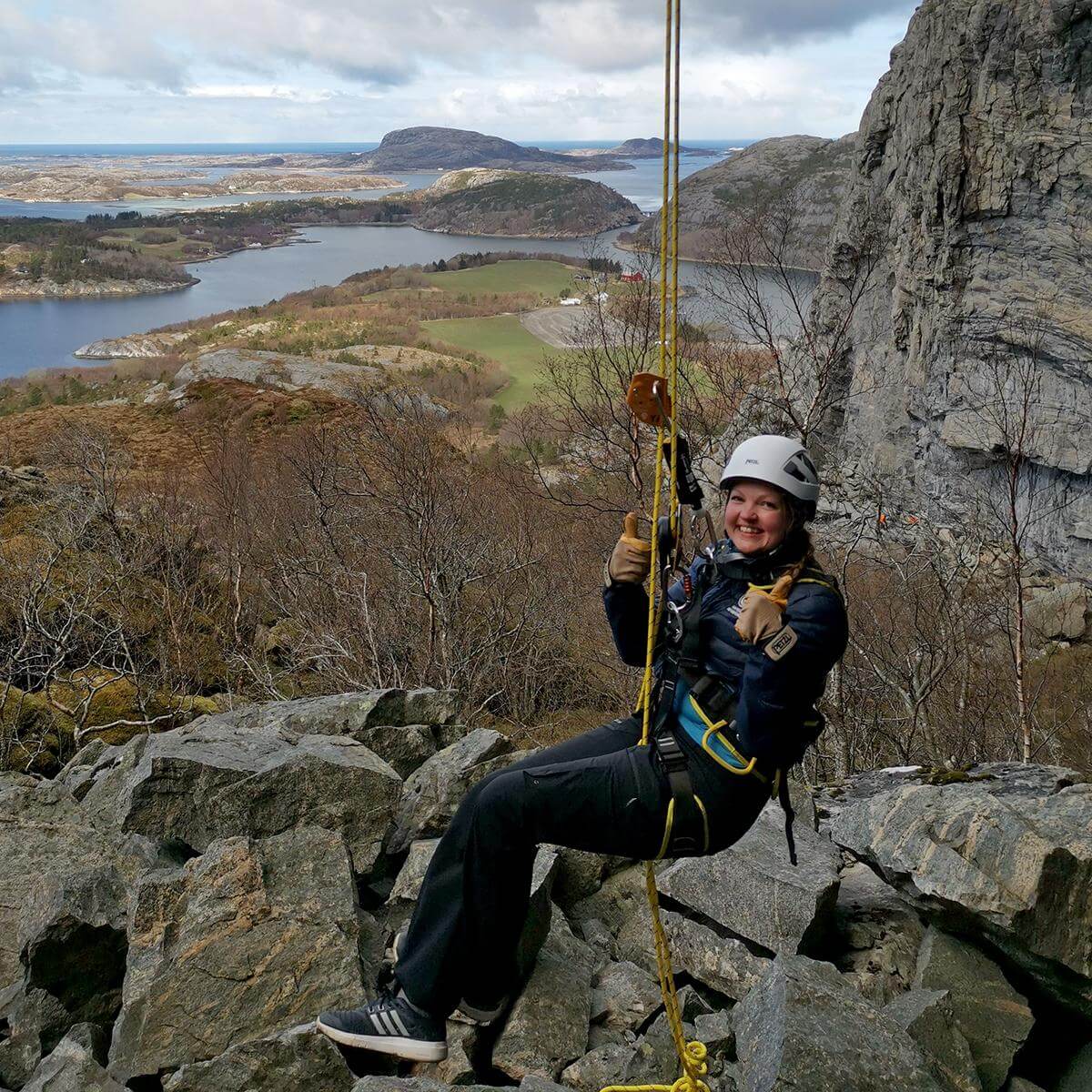 Kine Dølvik trosset høydeskrekken og var fornøyd etter å ha klart å rappellere ned 70 meter.