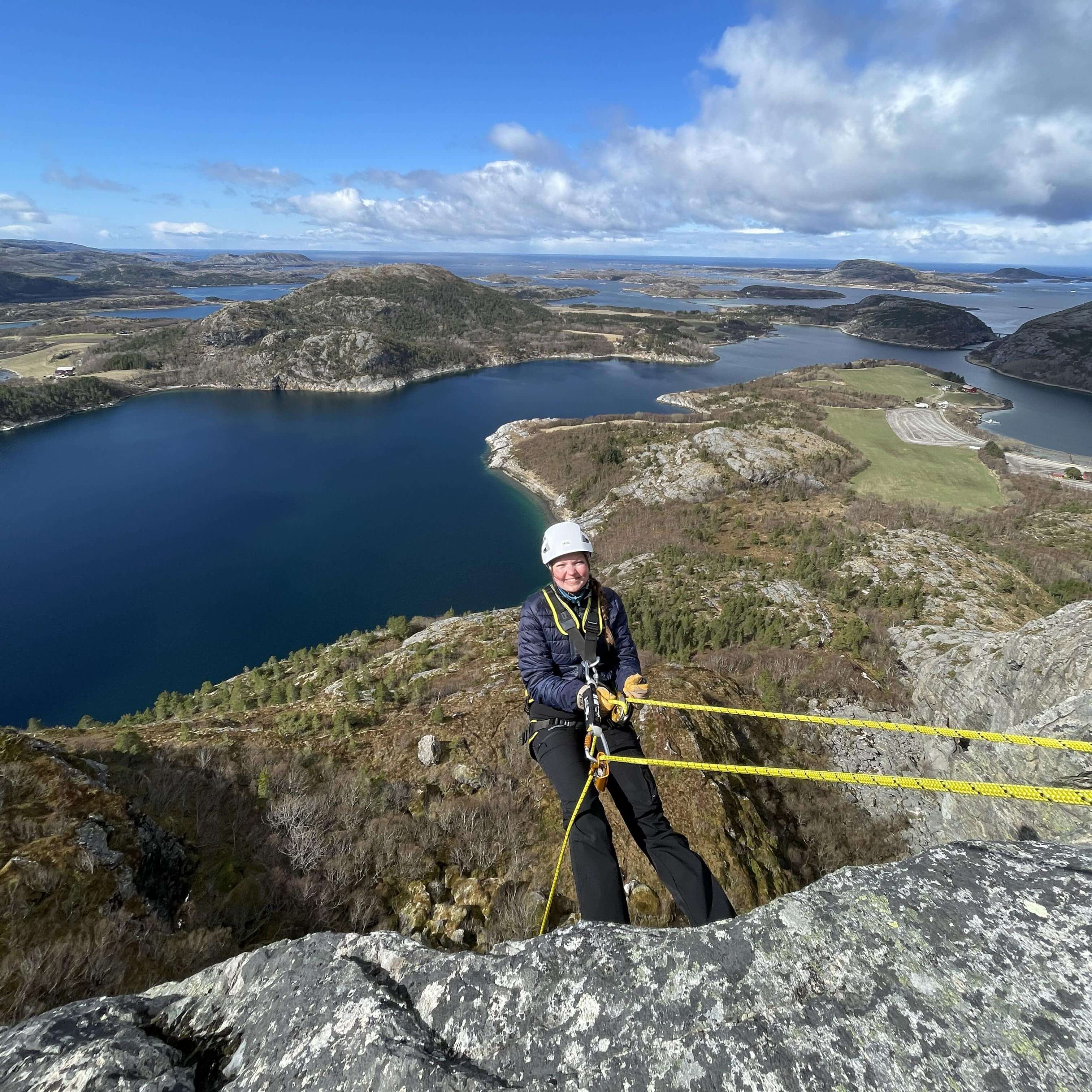 Kine Dølvik på vei ned over Hanshallaren.
