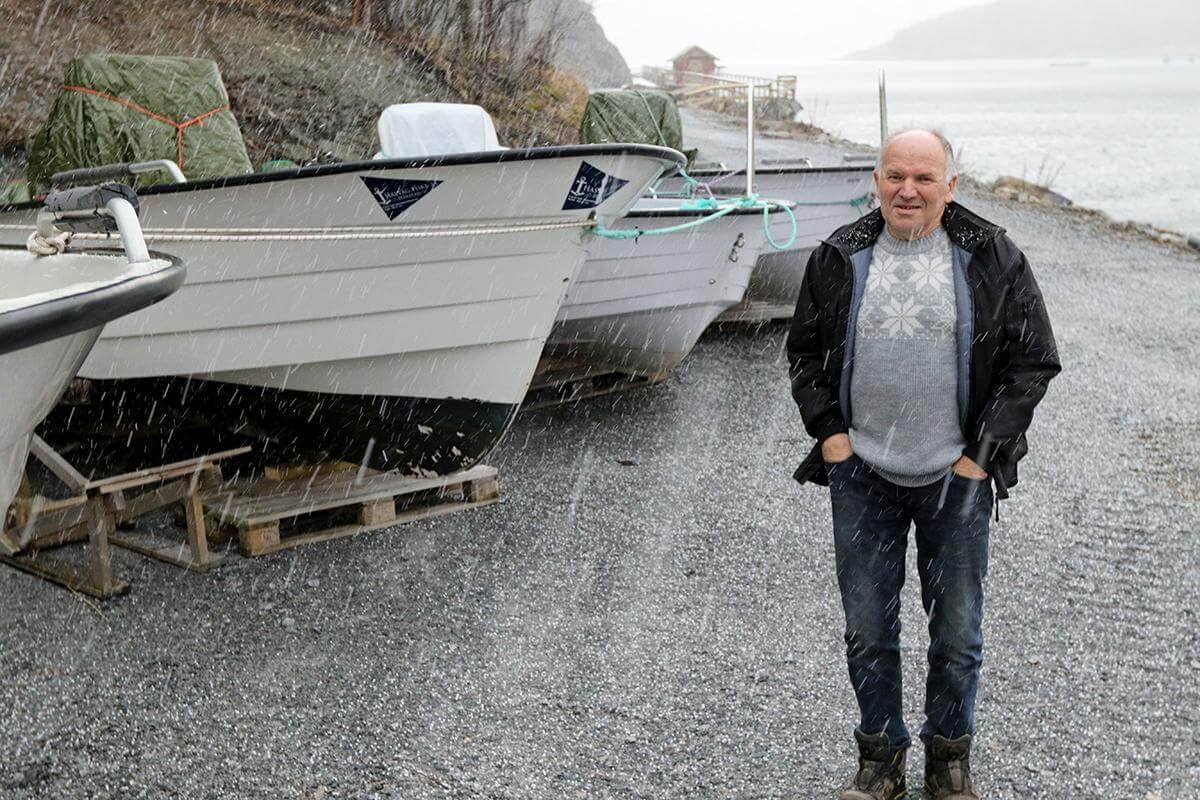 Sju båter leies ut til fisketurister, og Kjell Hårstad sier at manglende mobildekning kan gå på sikkerheten løs.