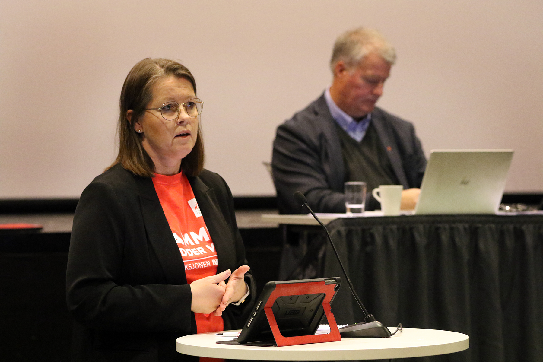 Kjersti Tommelstad (SV) sa at elevene p&aring; de sm&aring; skolene f&aring;r med seg annen kompetanse enn dem p&aring; st&oslash;rre skoler.