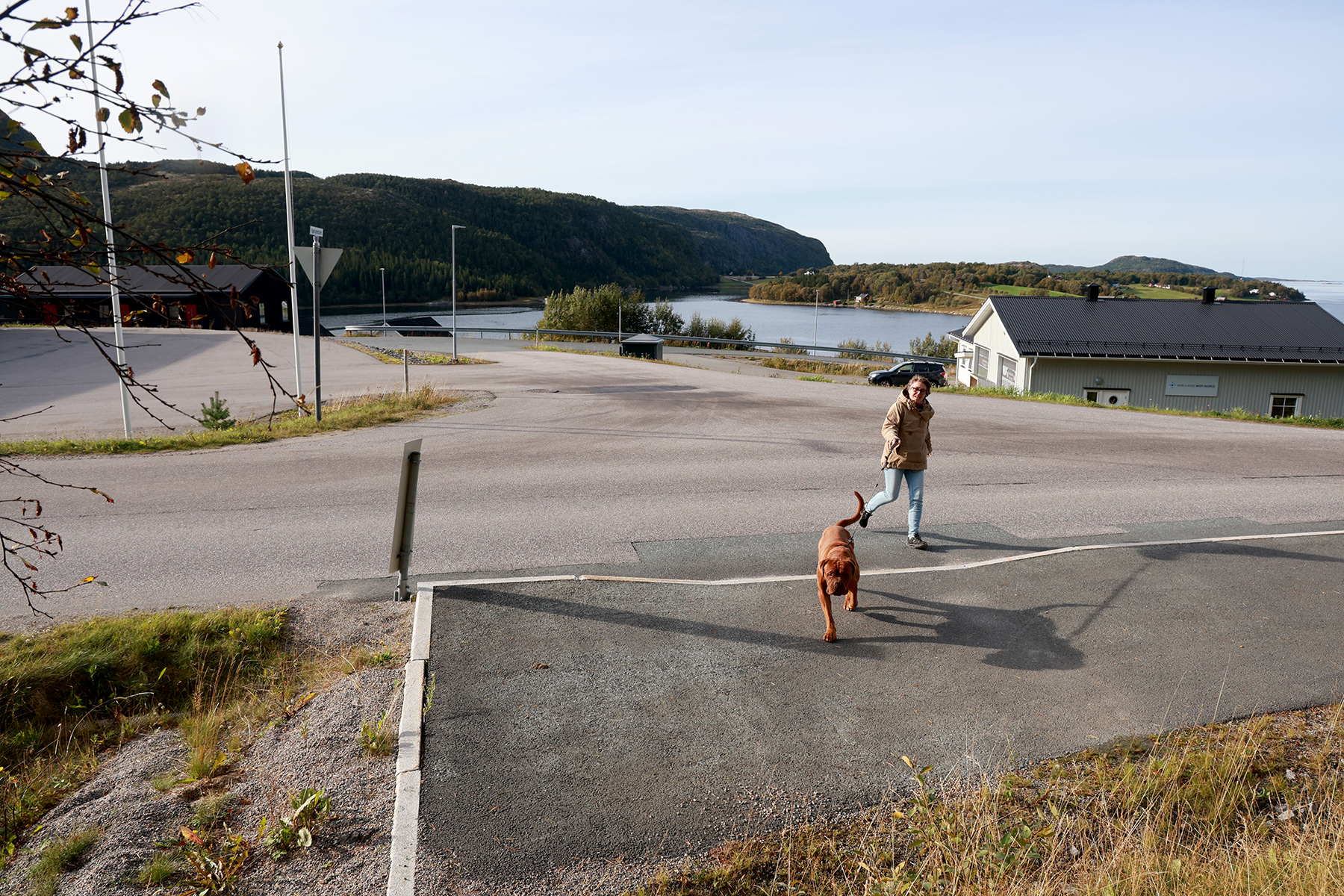 Fortauet p&aring; den ene side av vegen stopper der folk m&aring; krysse fylkevegen, men det mangler gangfelt. (Arkivfoto)