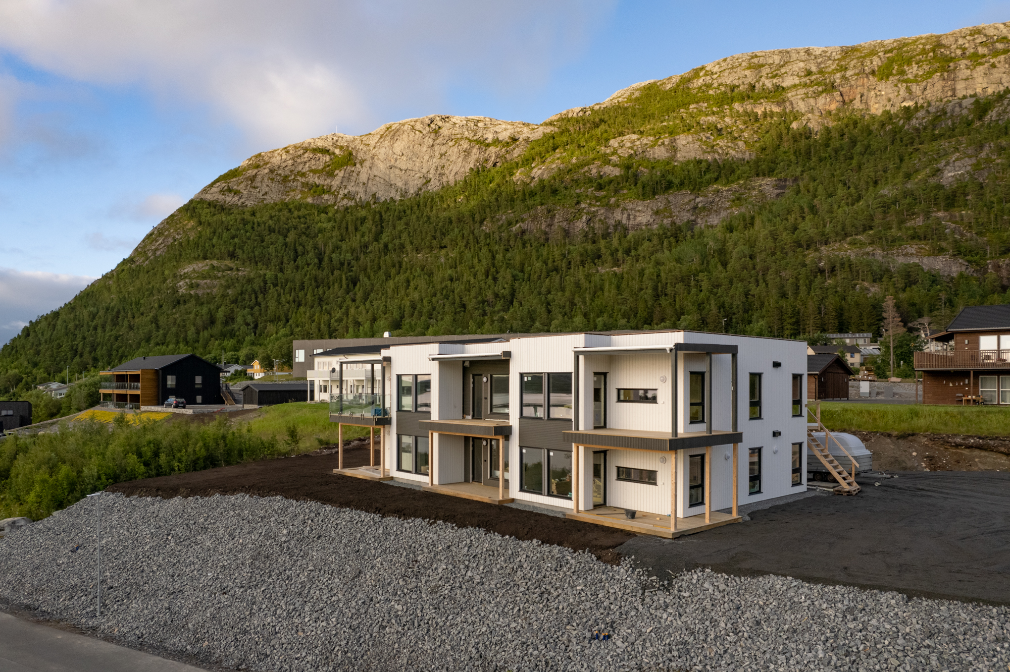 Popul&aelig;rt turm&aring;l. Like bak leilighetene ligger Storfjellet. Et mye bes&oslash;kt turm&aring;l med sine godt tilrettelagte stier.