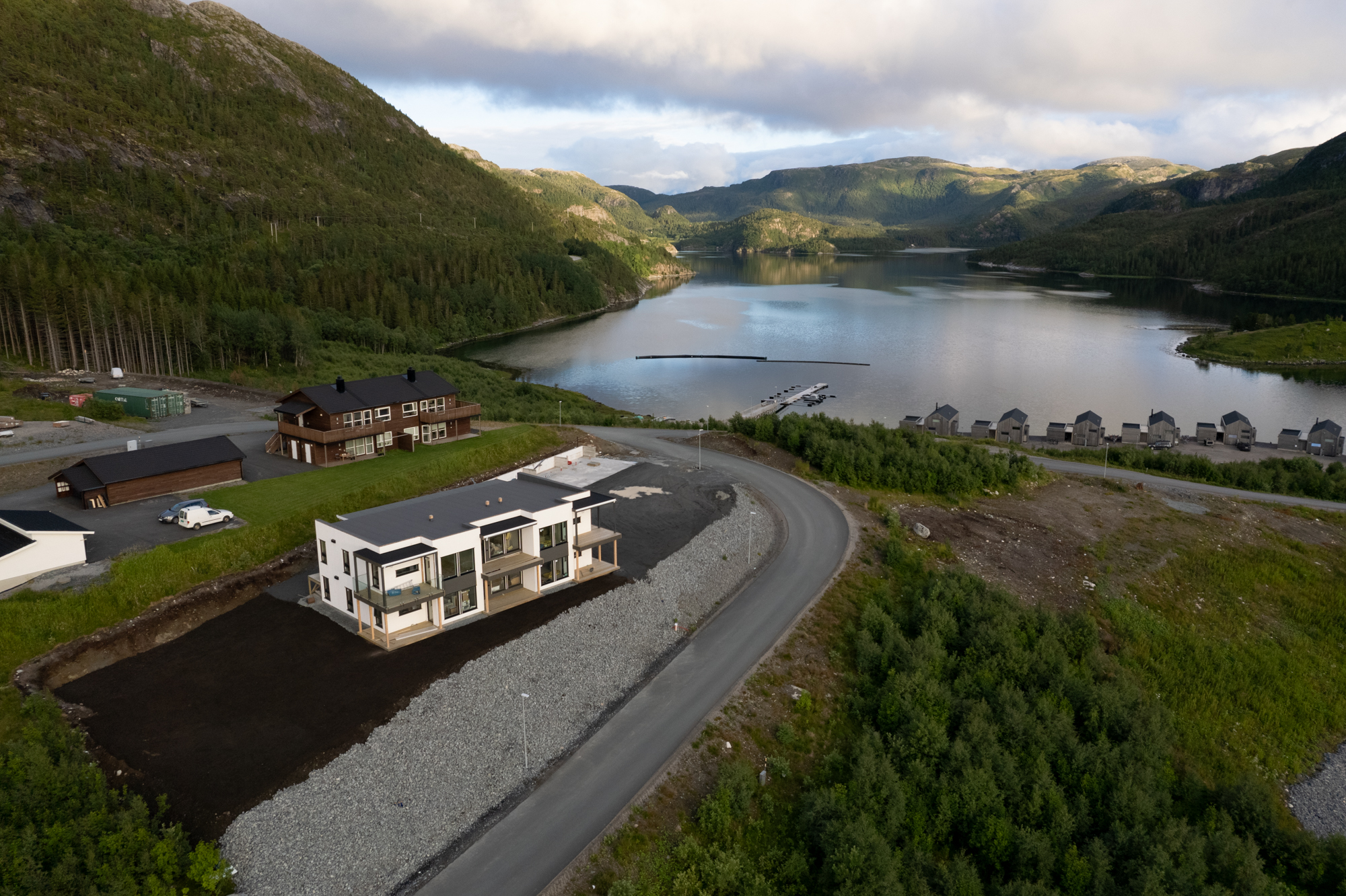 Uteomr&aring;det best&aring;r av en stor parkeringsplass for b&aring;de deg og dine gjester og p&aring; motsatt side av bygget er det anlagt en stor plen som vil bli et flott omr&aring;det &aring; boltre seg p&aring; for sm&aring; og store.