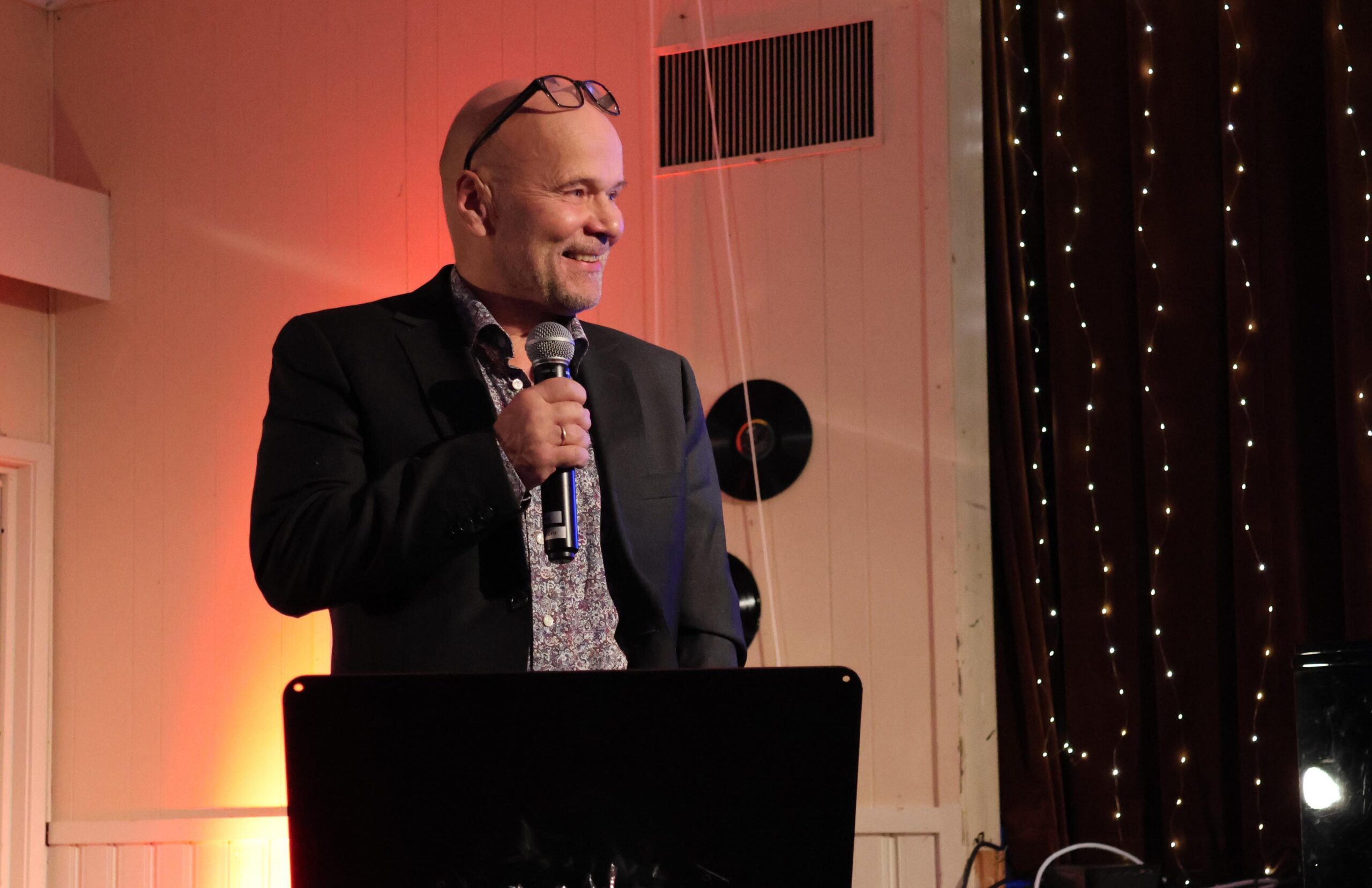 Knut Johnsrud serverte b&aring;de fleip og fakta fint fordelt i en vel utf&oslash;rt konferansierjobb. 