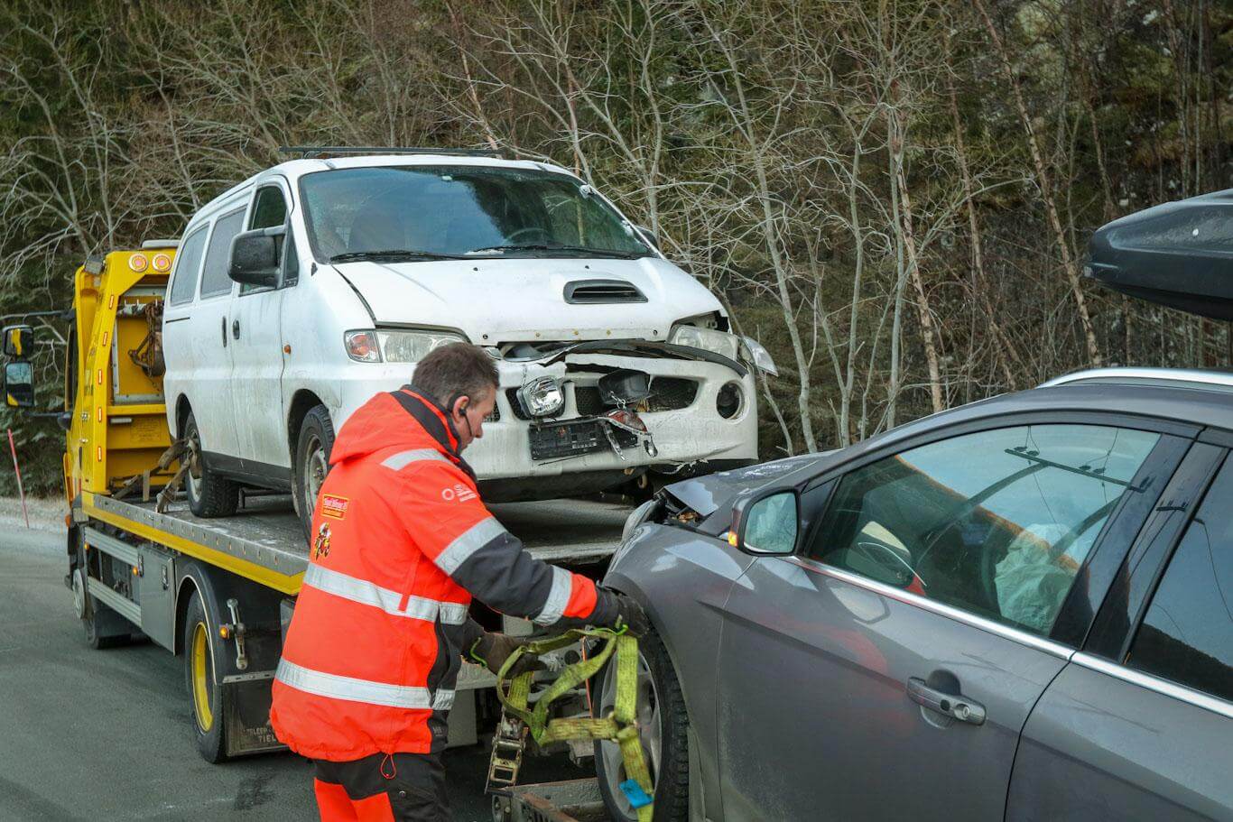 Begge bilene fikk skader i fronten.