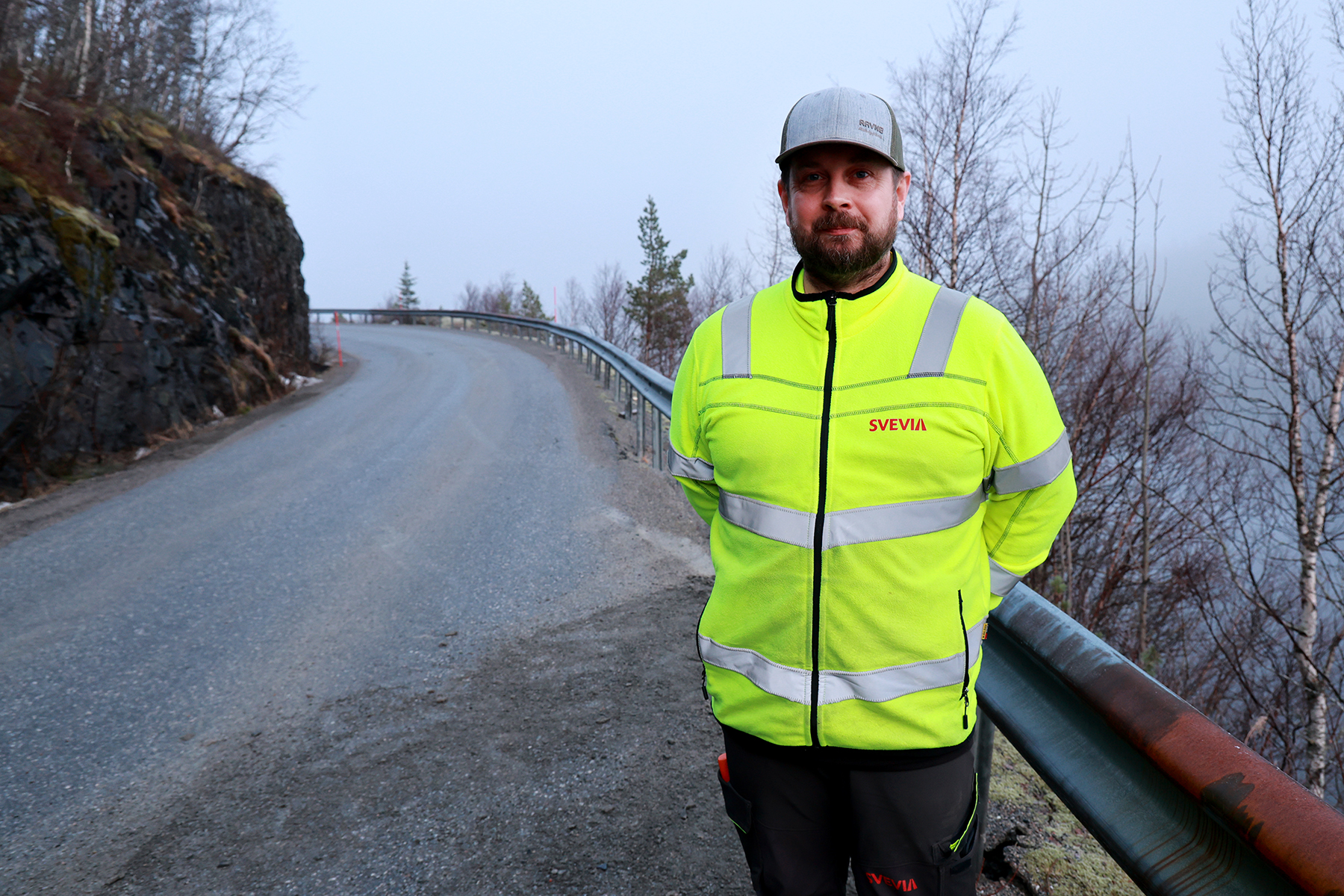 Veimester Tom Freddy Stene hos entrepren&oslash;ren Svevia var ute p&aring; inspeksjonsrunde, og kom ogs&aring; til ulykkesstedet for &aring; sjekke friskjonen.