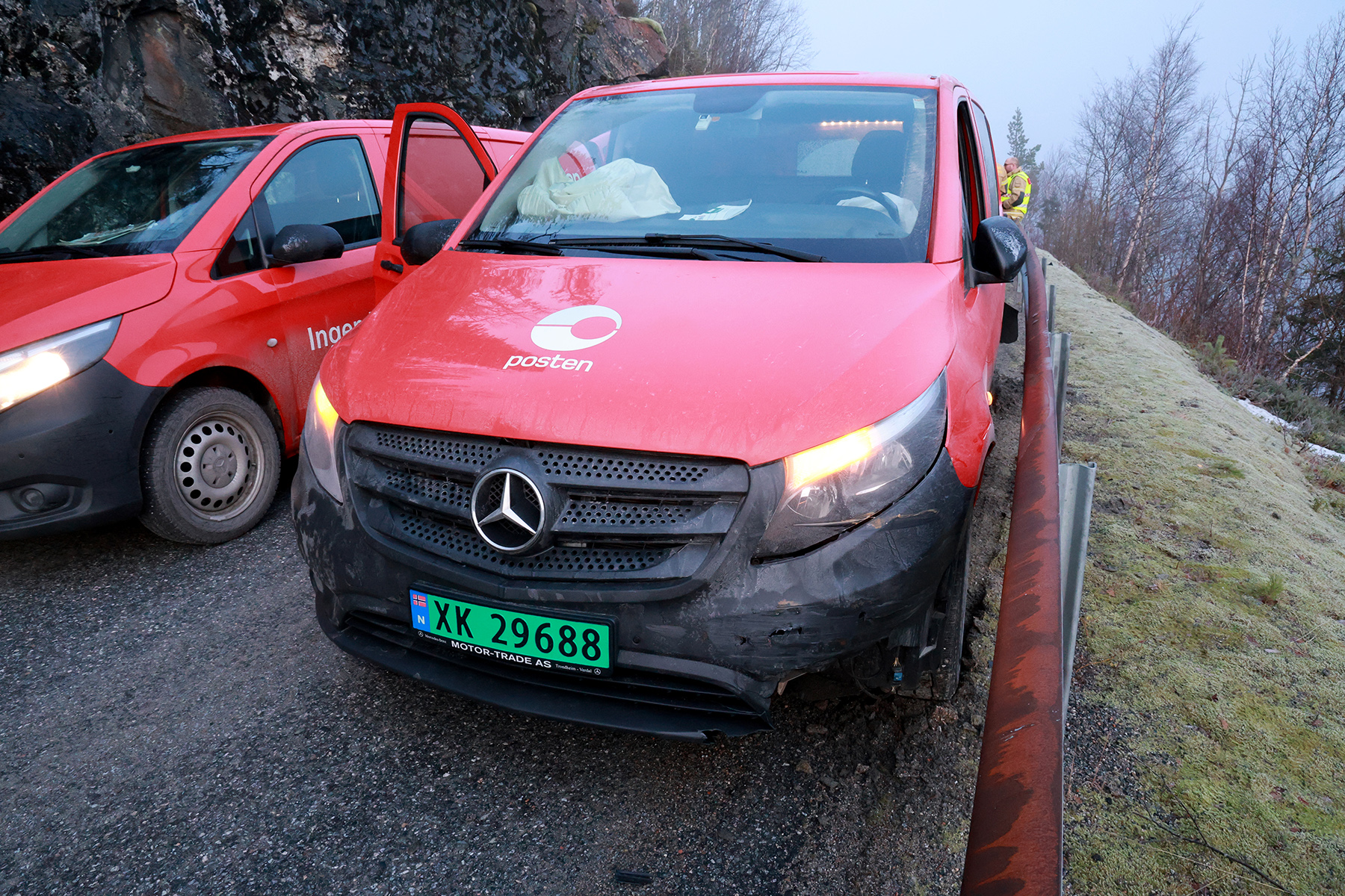 Kollisjonsputene l&oslash;ste seg ut i postbilen, og dermed ble den automatiske varslingen utl&oslash;st og n&oslash;detatene alarmert.