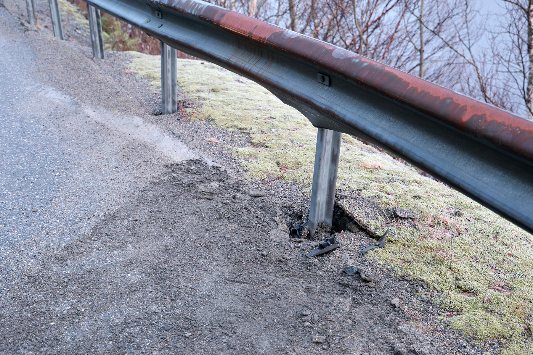 Autovernet t&aring;lte smellen, og hindret at en av bilene havnet i Being&aring;rdsvatnet.