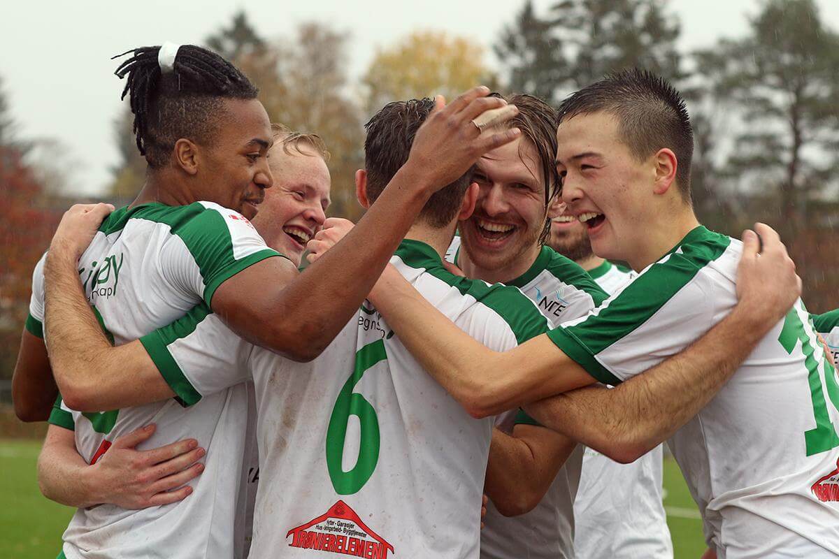 Samholdet og kameratskapet har publikum vært vitne til på banen i hver kamp, der det jubles over gode prestasjoner. Her fra kampen mot Kolvereid der Ole Kristoffer Fjeseth (med ryggen til) scoret. Fra venstre: Patrick Junior Nzoba, Thomas Hoddø Breistrand, Karl Ivar Dahle Høstland, Lucas Leander Haagensen. (Foto: Hanne Marie Tyldum Ribsskog)