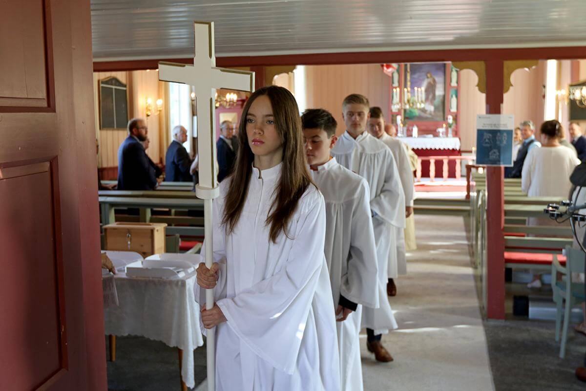 Ayla Leonora Aune ledet prosesjonen ut av kirka etter gudstjenesten.
