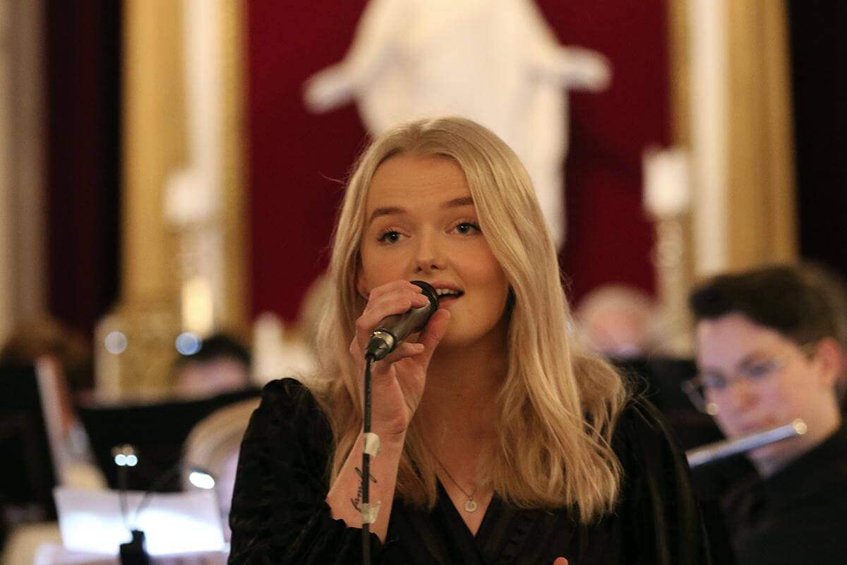 Hanne Hallås deltar på støttekonserten. (Foto: Magnus Tyldum Ribsskog)