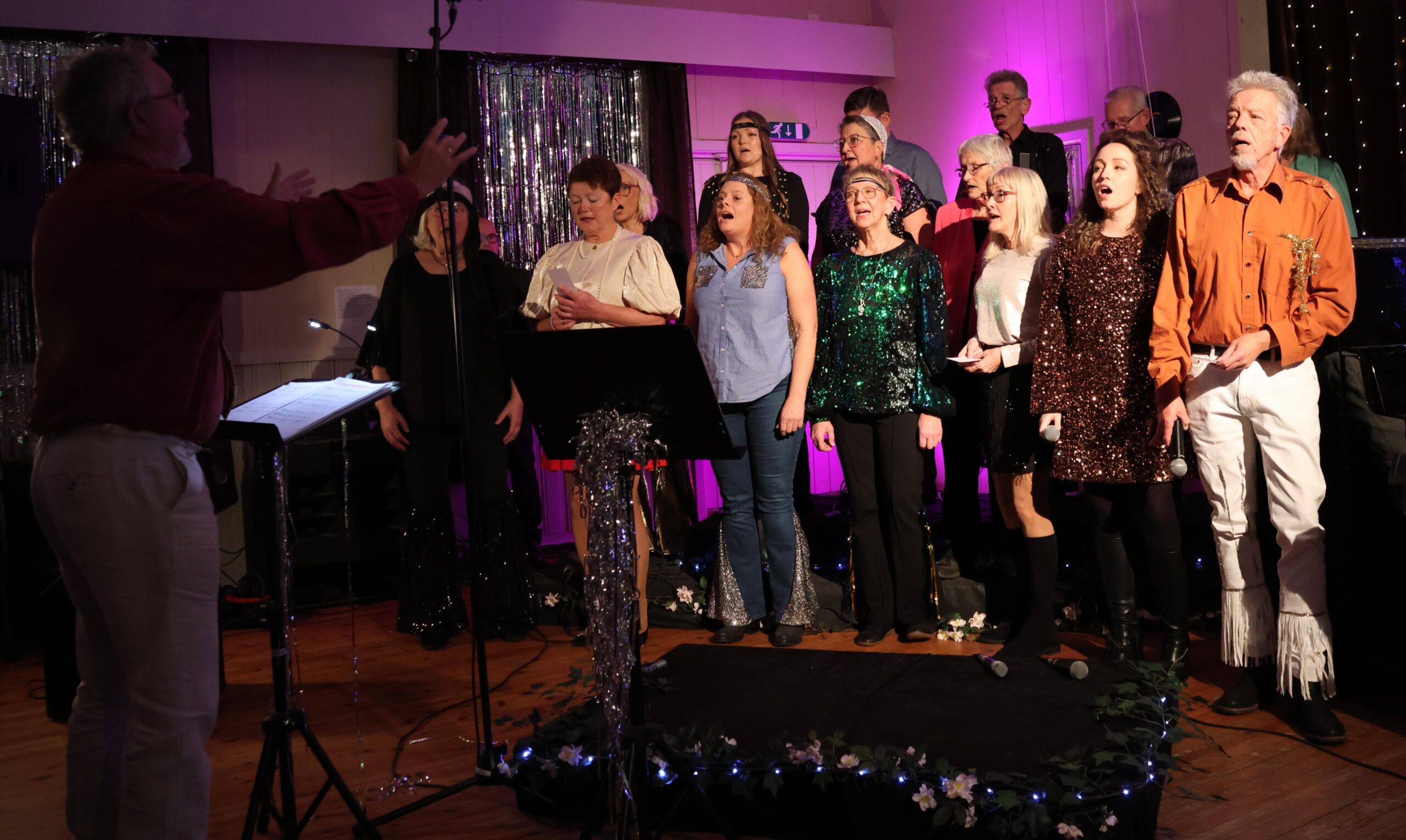 Per B&aring;rdsen (til venstre) dirigerer KOR-all. 