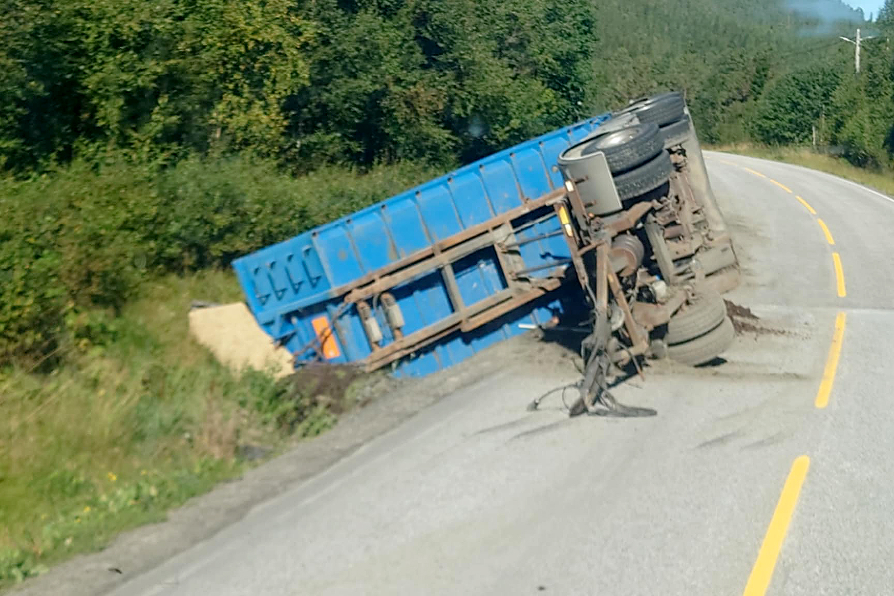 Hengeren med kornkontaineren ligger delvis ute i veien. (Foto: Per-Jakob Bakken)