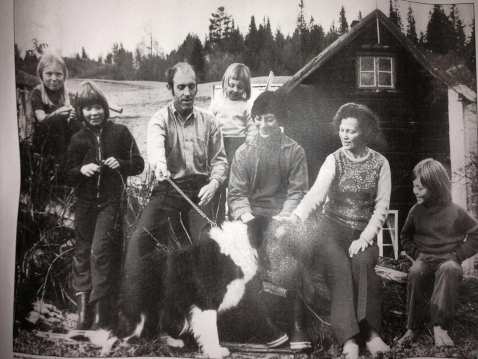 Familiene Sara/&Oslash;rsnes da de var saueb&oslash;nder i Rissa.  Fra venstre: Kristin, bror Harald, far Sigurd, s&oslash;ster Anne Grethe, bror Atle, mor Kirsten og bror Oddbj&oslash;rn.
