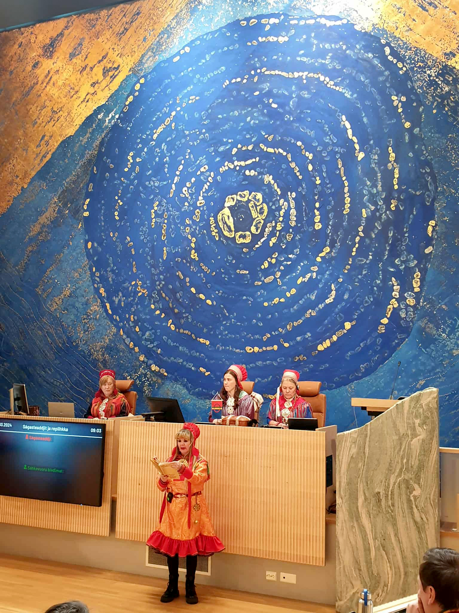 Kristin svinger klubba under &aring;pningen av Sametinget.  Til venstre for henne Sara Katrine Aleksandersen.