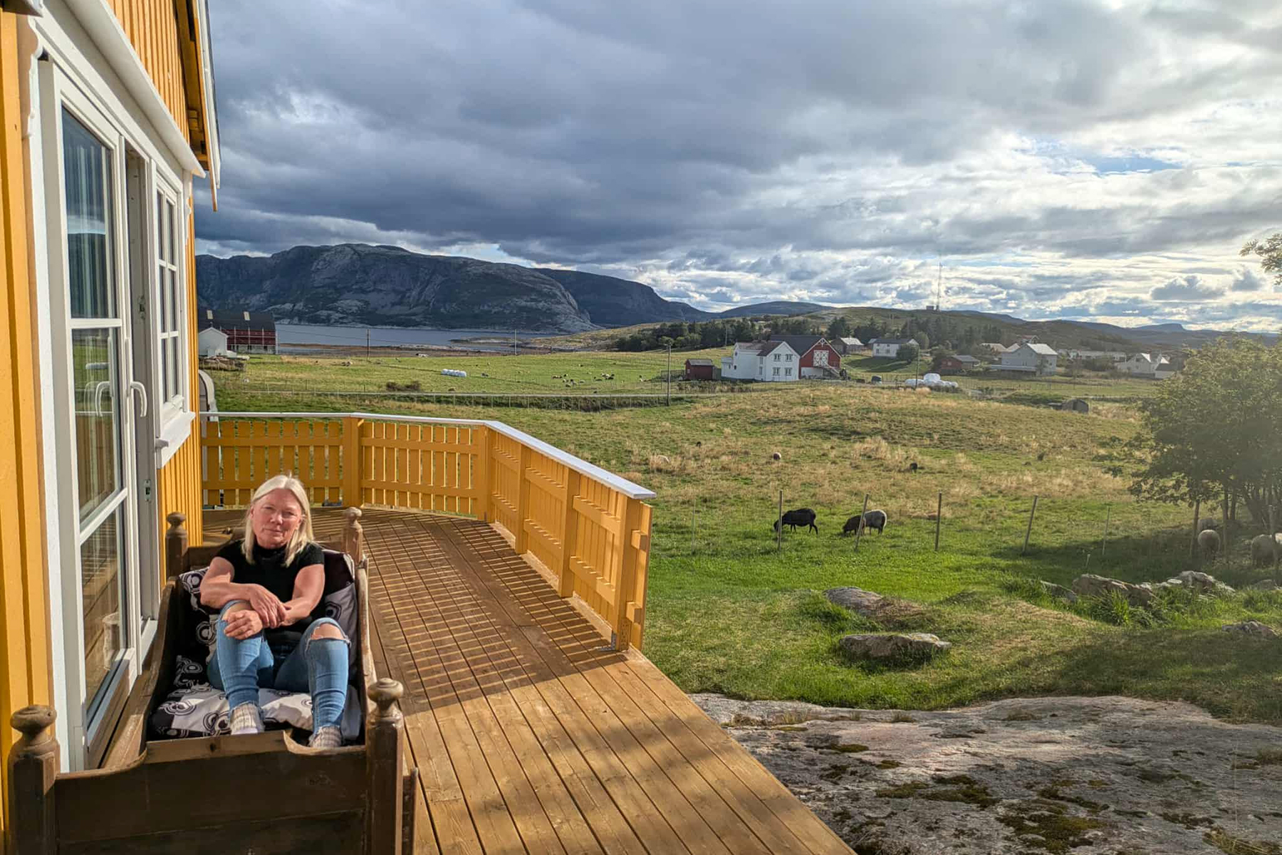 S&aring; fremt det er v&aelig;r til det, sover Kristin ute i skuvsenga p&aring; terrassen. 