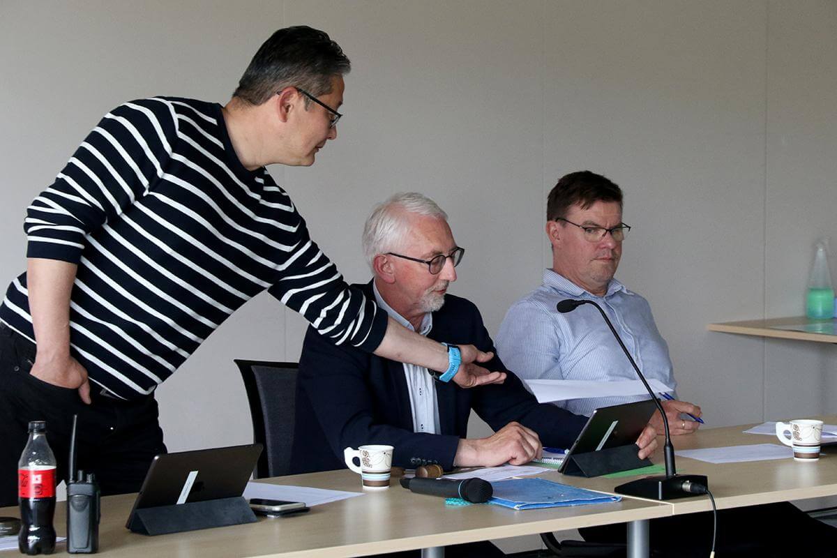 Lars Haagensen leverer det skriftlige forslaget om å utsette salget av Vik skole.