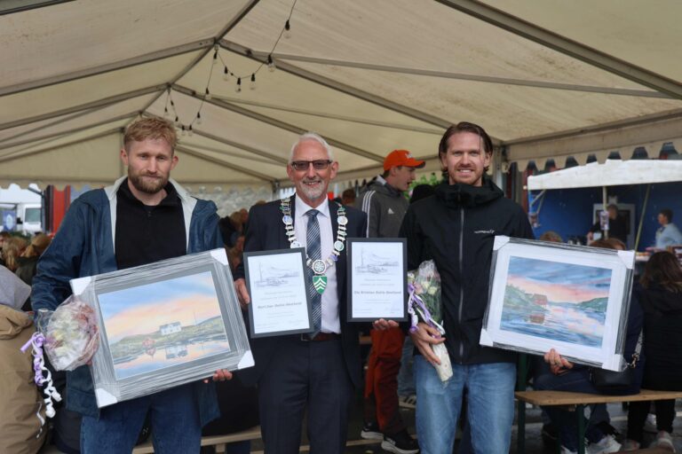 Tove Estensen s&oslash;rget for at vinnerne fikk personlige malerier for &aring; henge i stua. 