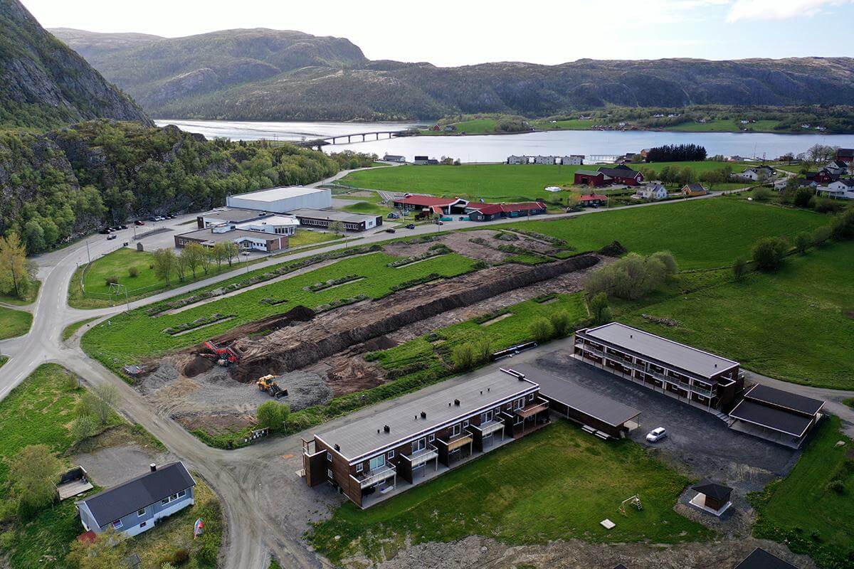 Kunstgressbanen er planlagt på jordet foran skolen, og et nytt bygg tenkes reist i tilknytning til banen.