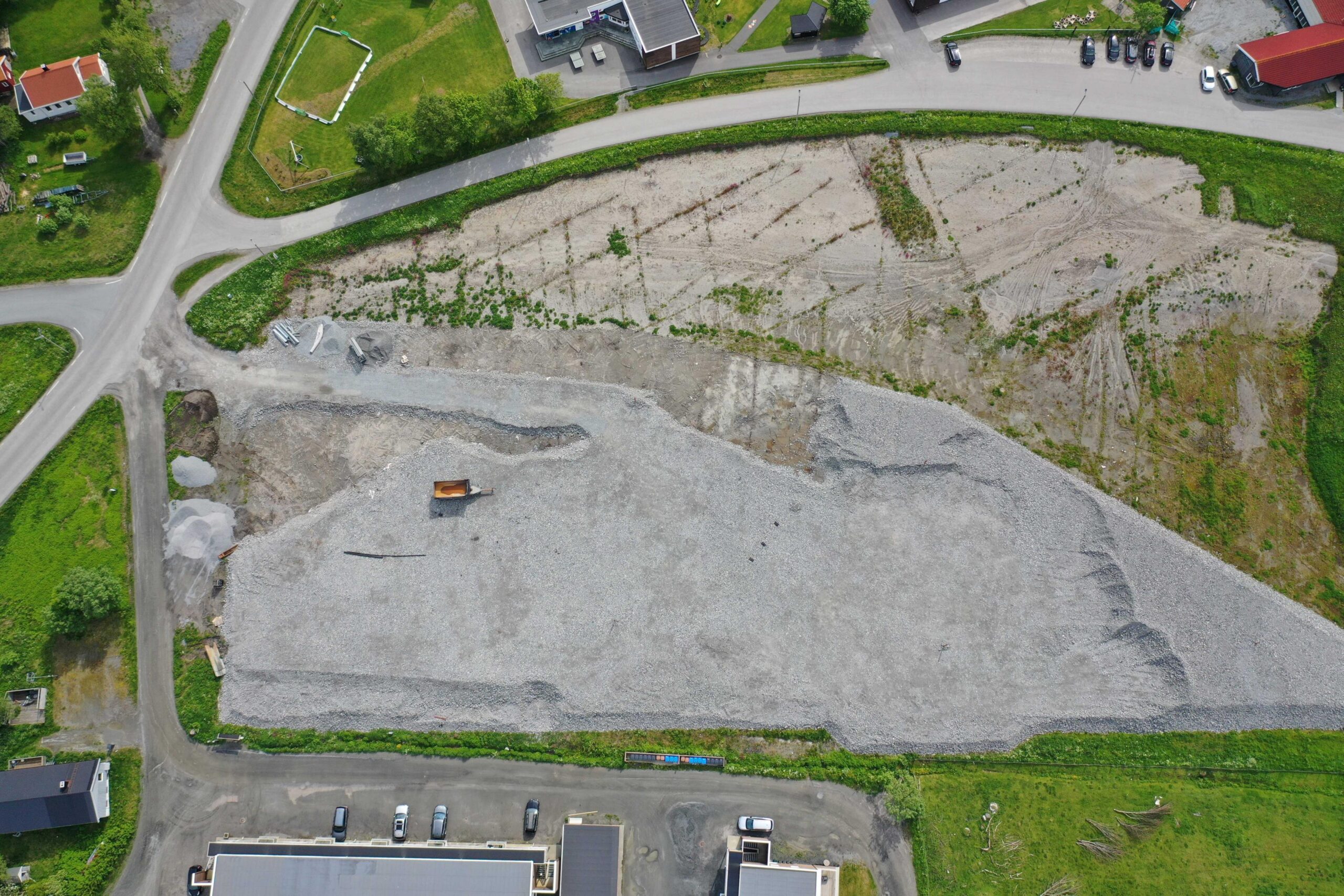 Innen 15. juli 2026 skal dette anleggsområdet huse den nye kunstgressbanen på Lauvsnes. (Foto: Ove Magne Ribsskog)