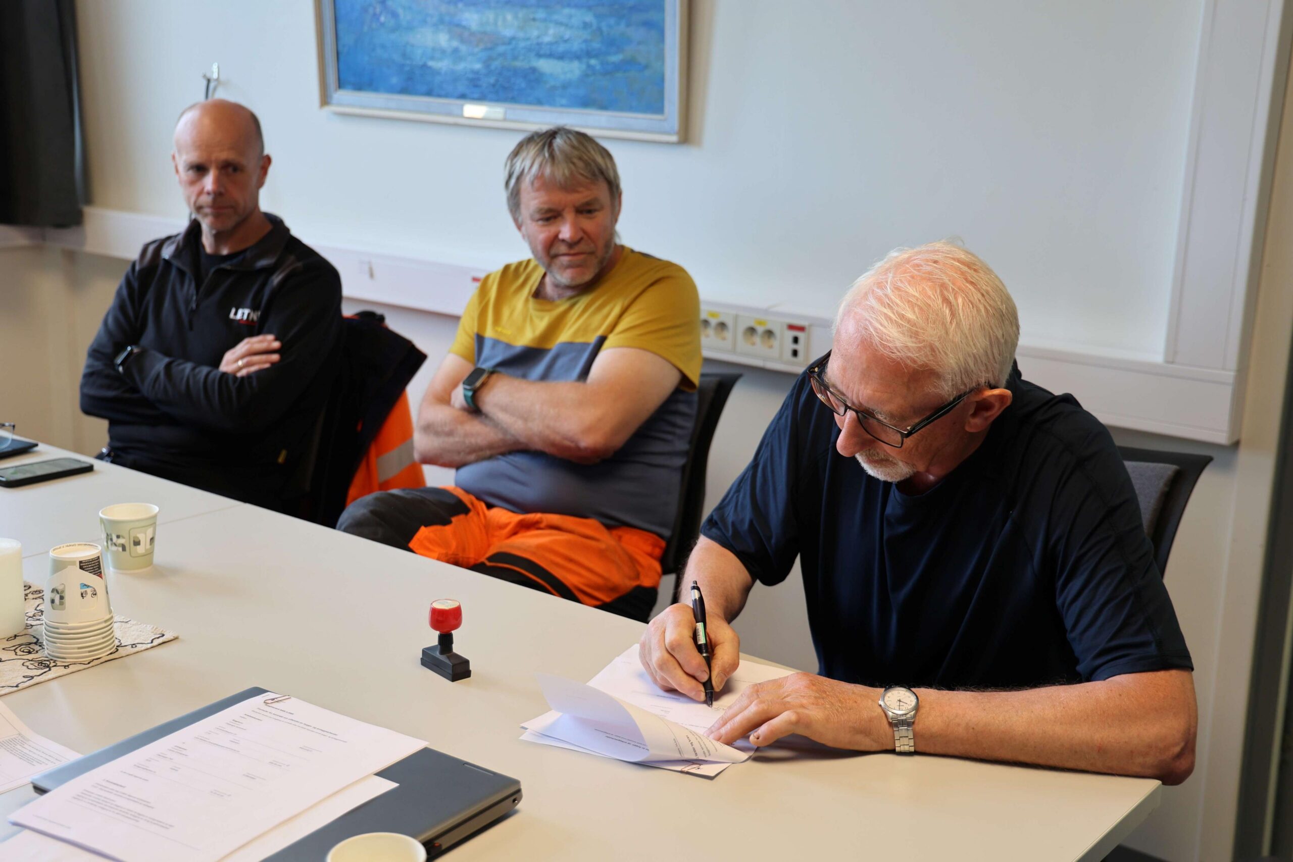 Ordfører Olav Jørgen Bjørkås skriver under på kontrakten med Letnes Entreprenør AS.