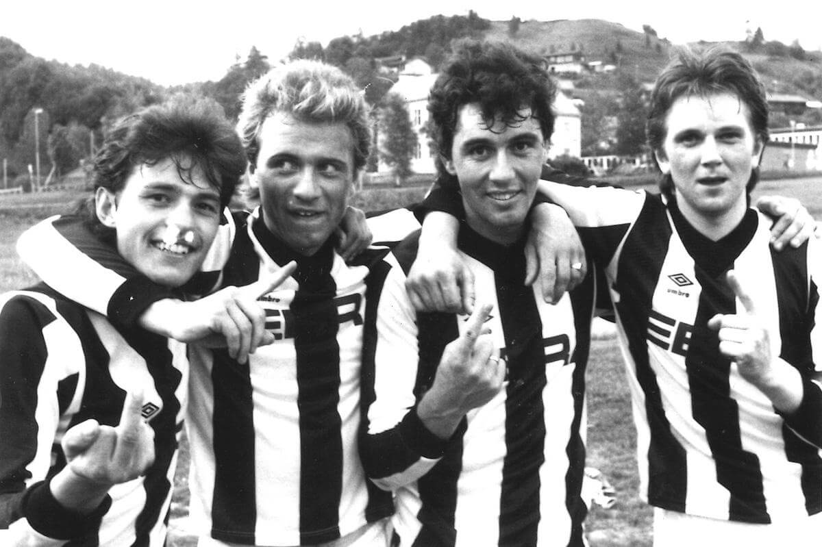 Fra venstre: Bernt Furre, Tom Kjeldseth, Svein Roar Lindseth og Arve Aunan etter en kamp midt på 80-tallet. (Foto fra boka)